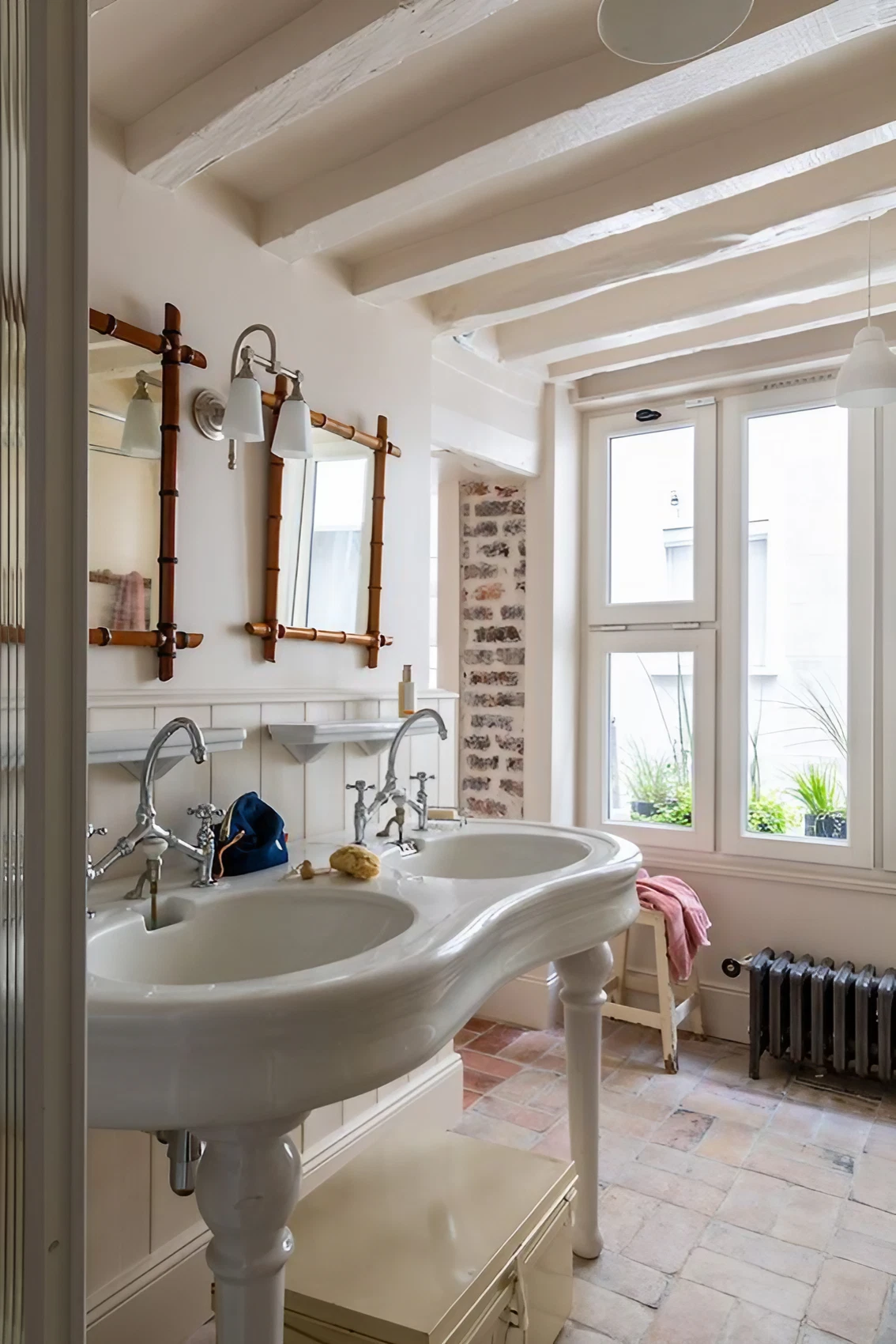 salle de bain appartement rénové avec poutres salle de bain appartement rénové avec poutres
