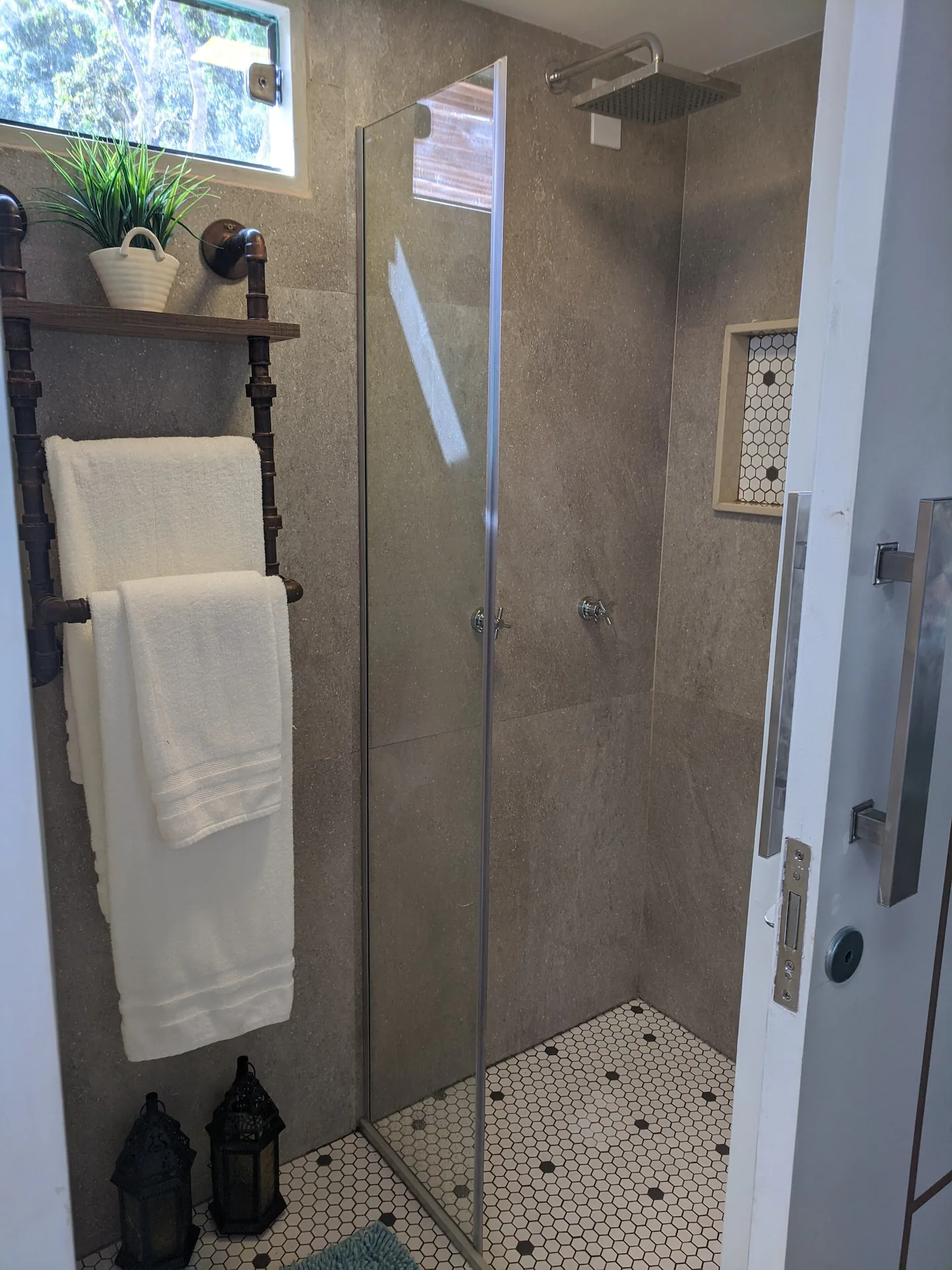 salle de bain design grise