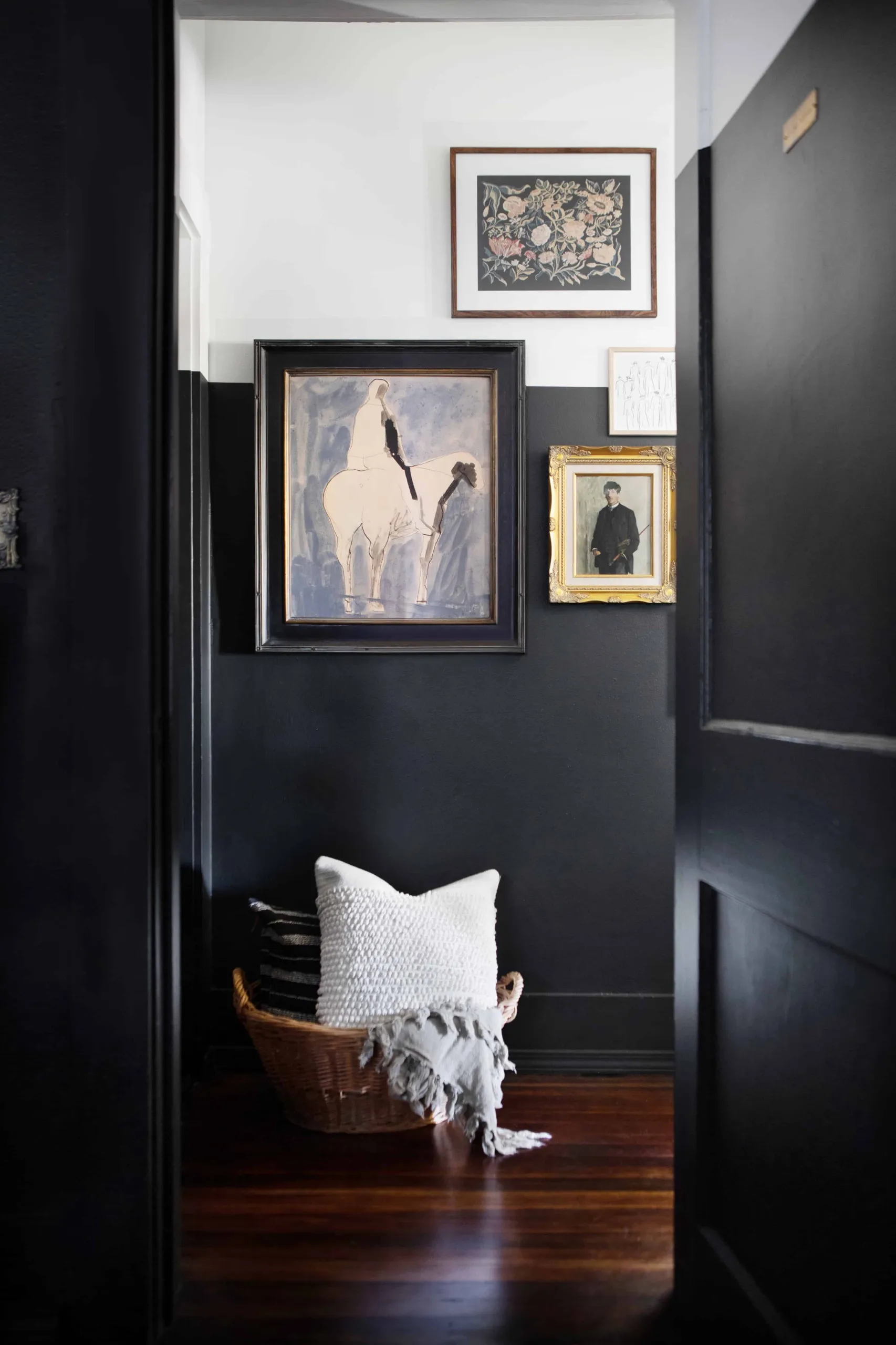 couloir parquet et murs noirs couloir parquet et murs noirs
