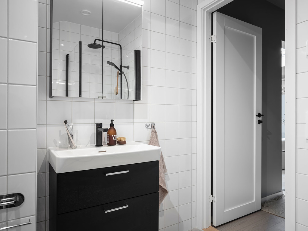 salle de bain carrelage blanc