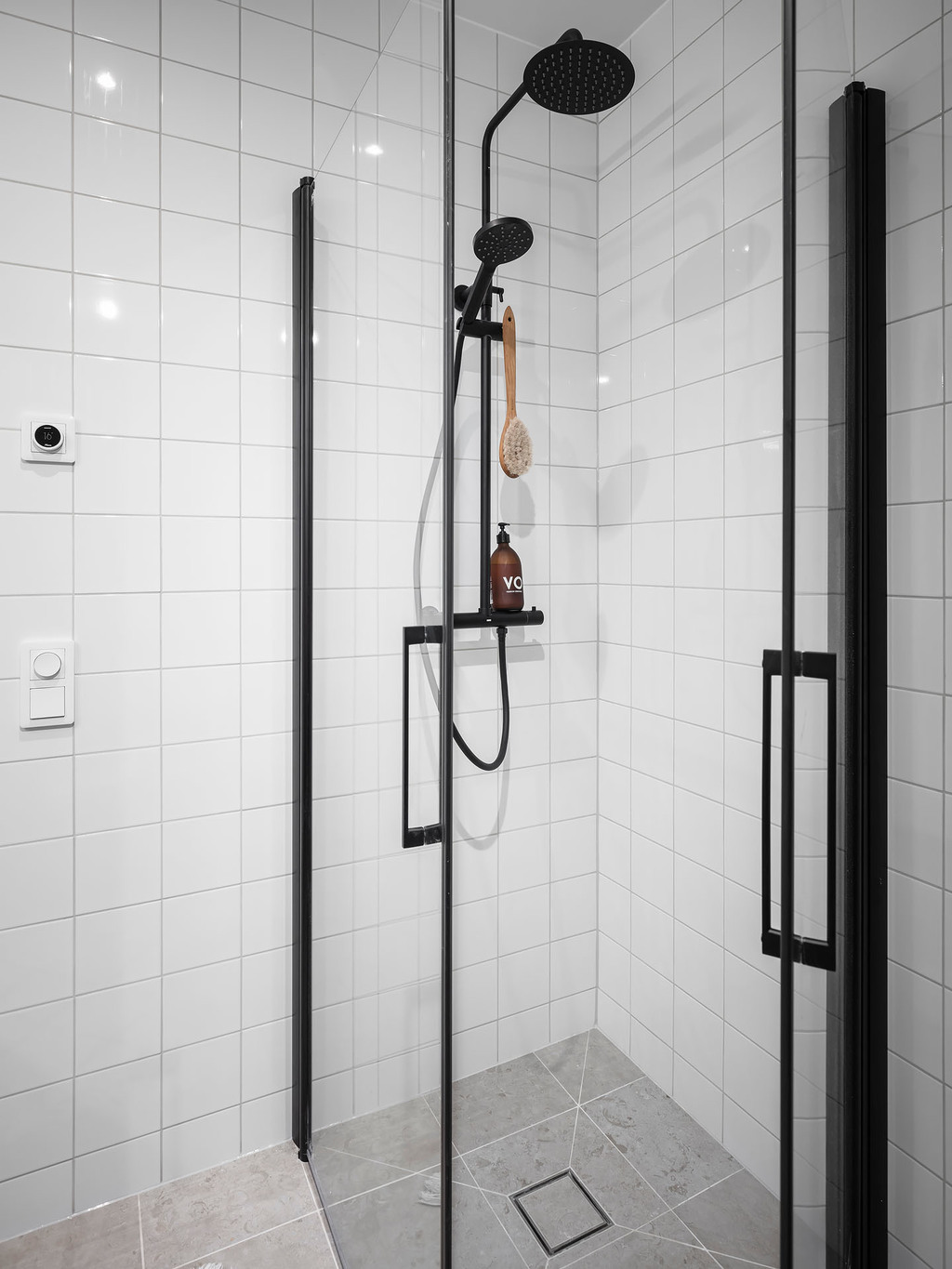 salle de bain carrelage blanc robinetterie noire