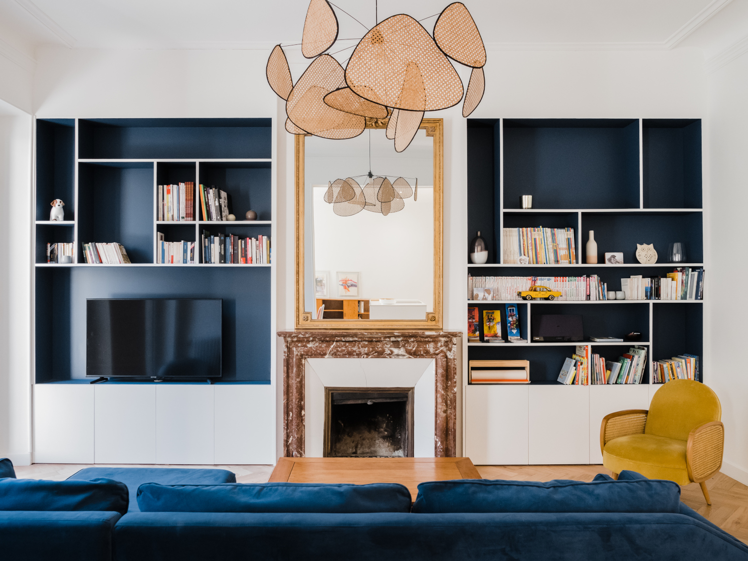 salon avec cheminée marbre décoration contemporaine