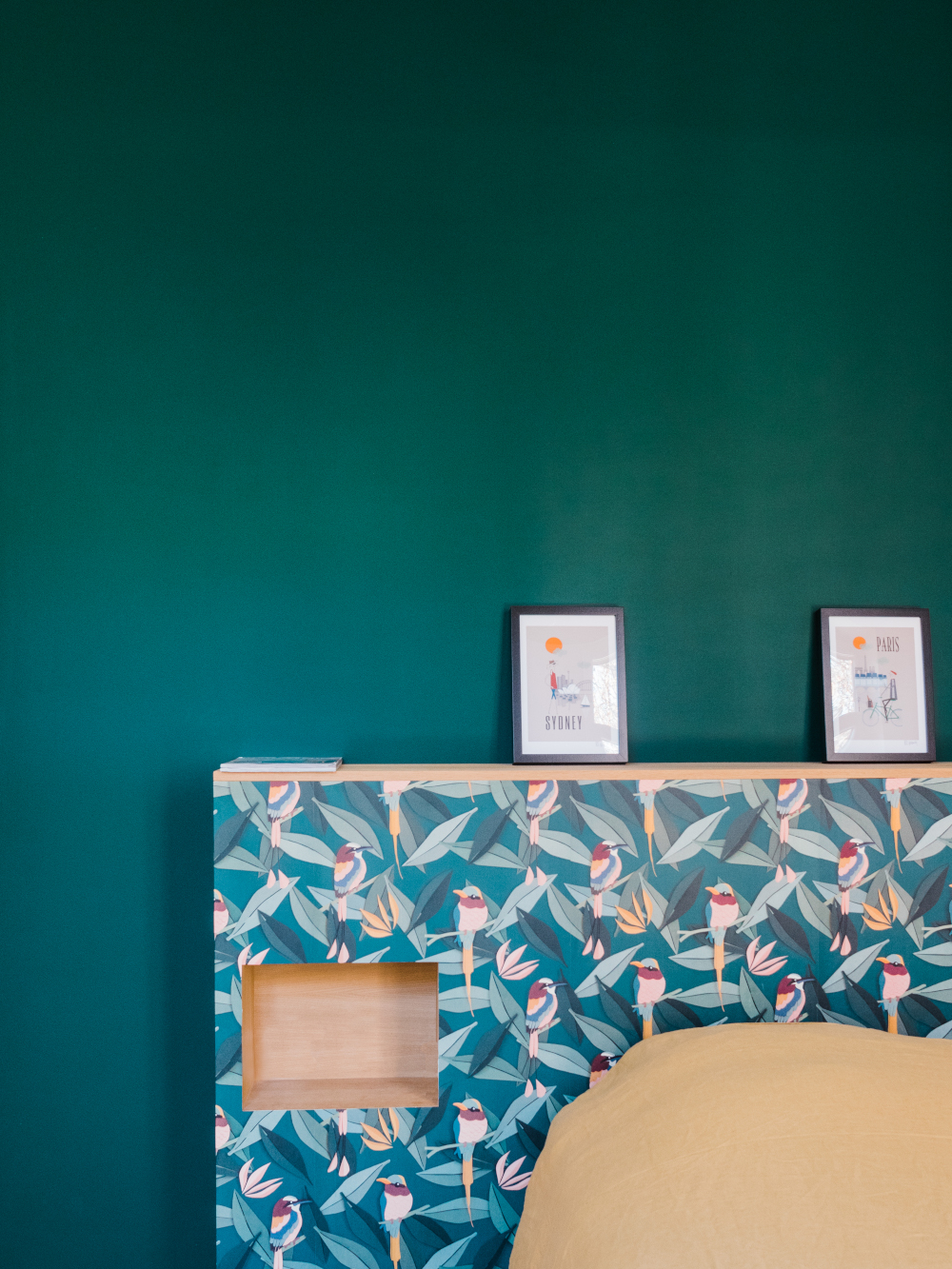 chambre décoration contemporaine avec papier-peint exotique