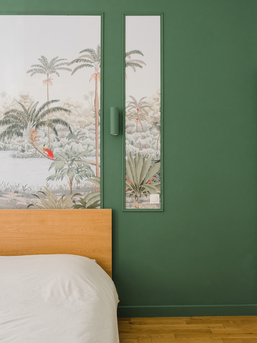 chambre décoration contemporaine avec papier-peint exotique