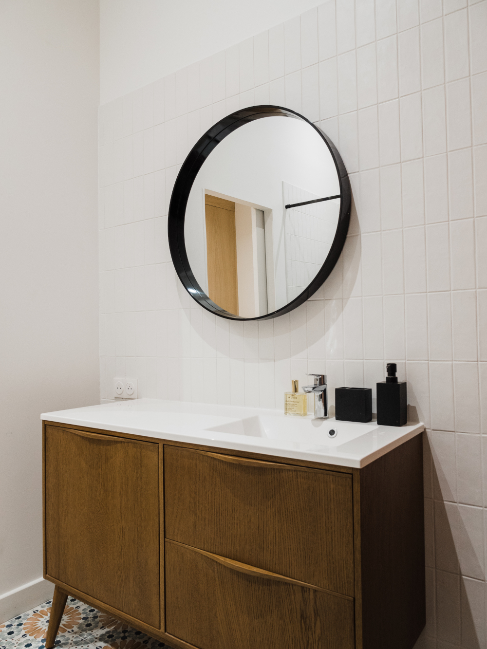 salle de bain avec meuble vasque teck vintage