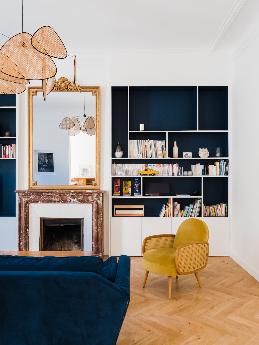 salon avec cheminée marbre décoration contemporaine