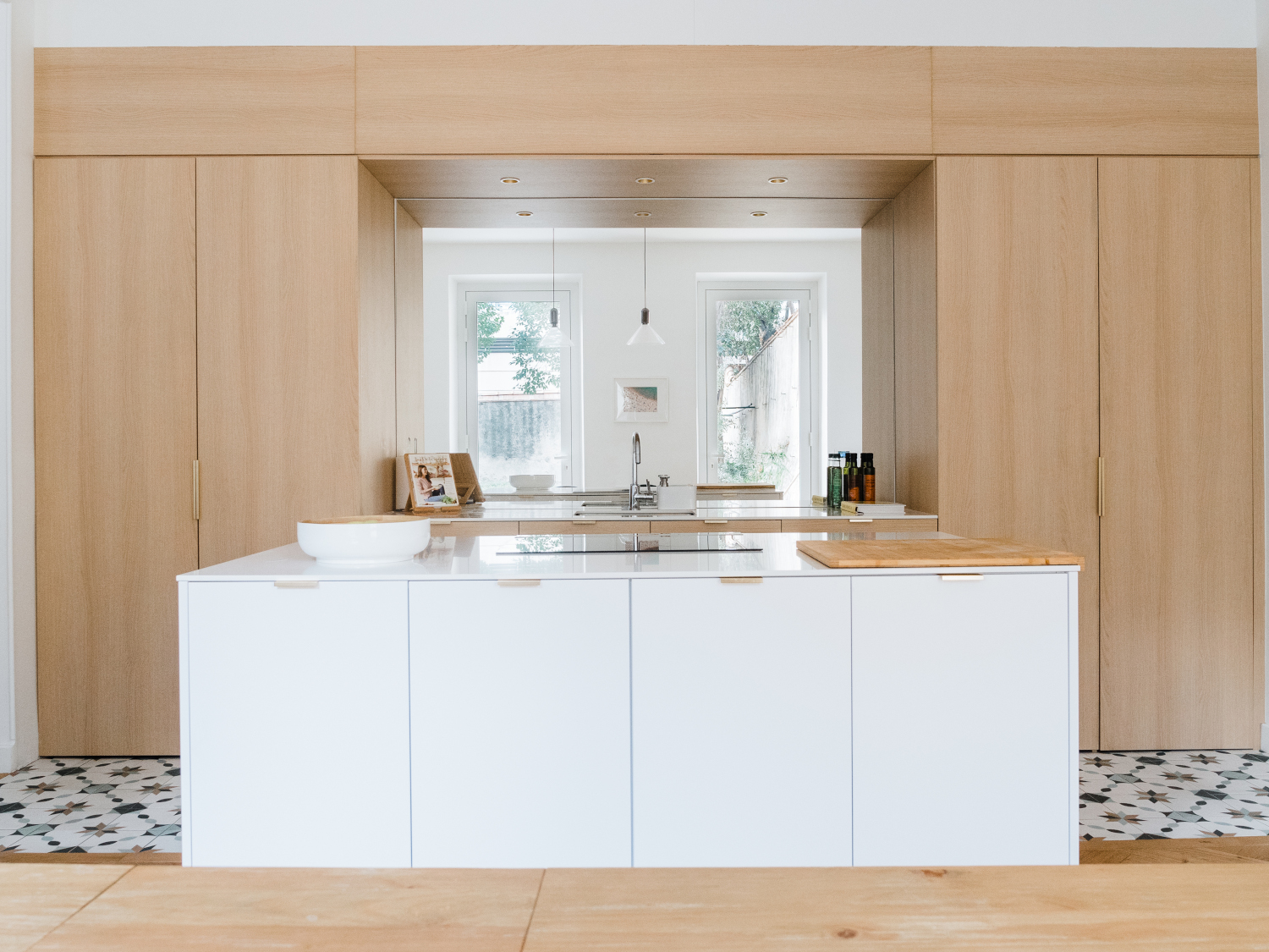 cuisine bois design avec îlot et carreaux de ciment