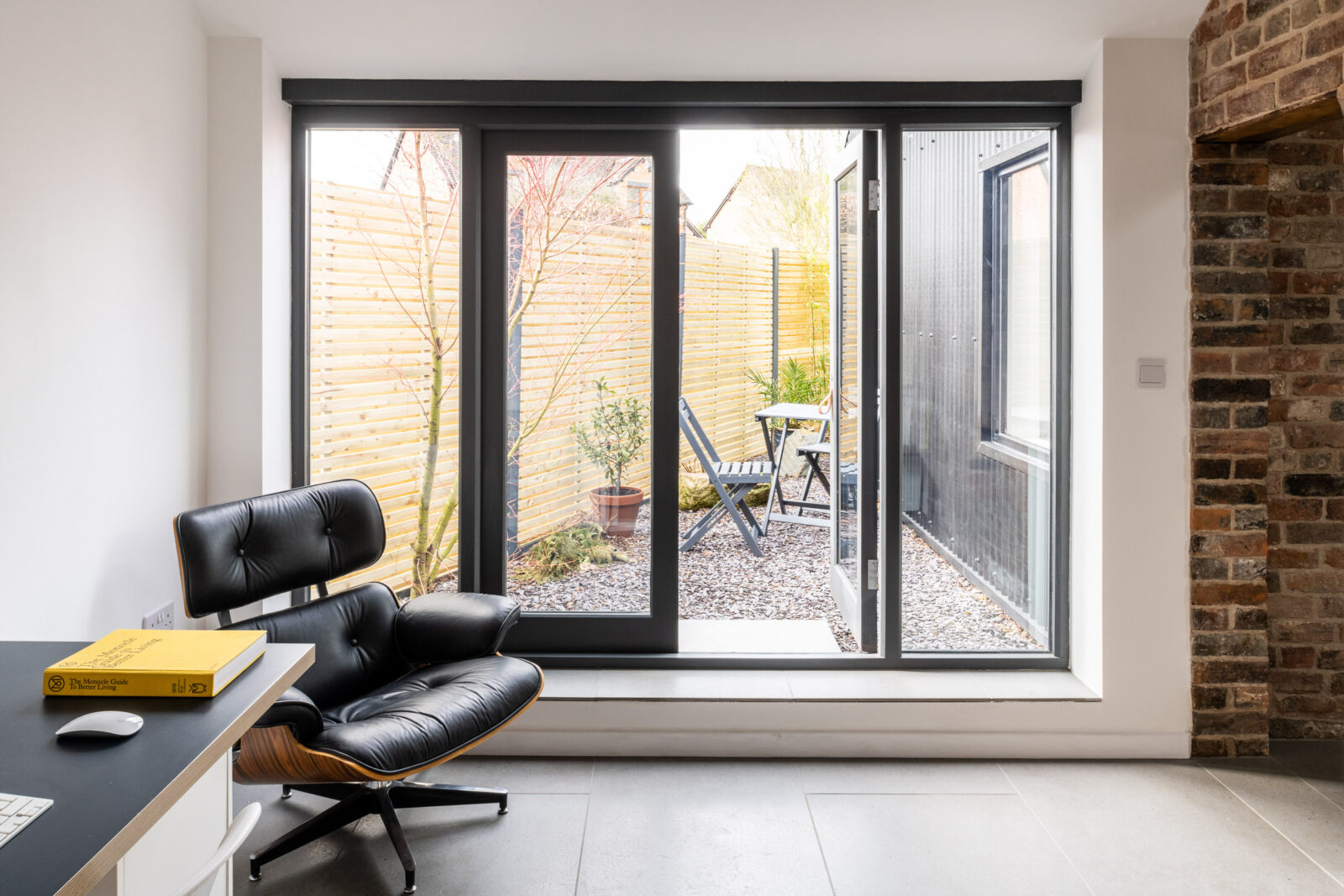 bureau avec fauteuil Eames