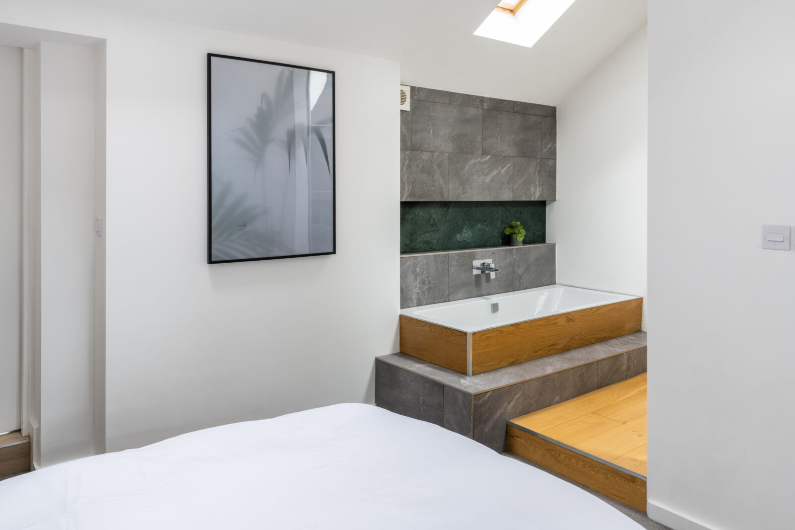 salle de bain marbre et bois