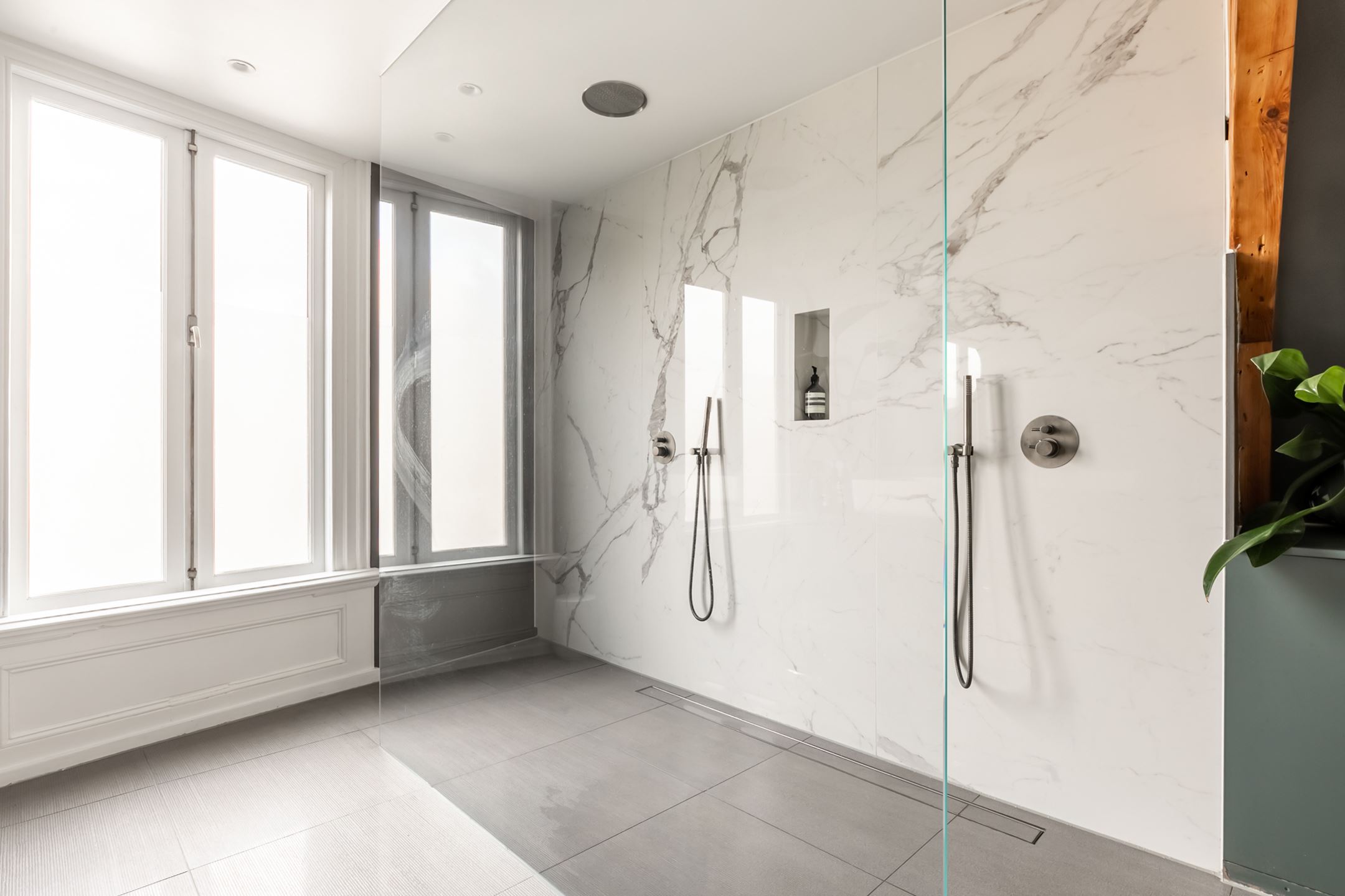 douche à l douche à l'italienne marbre blanc