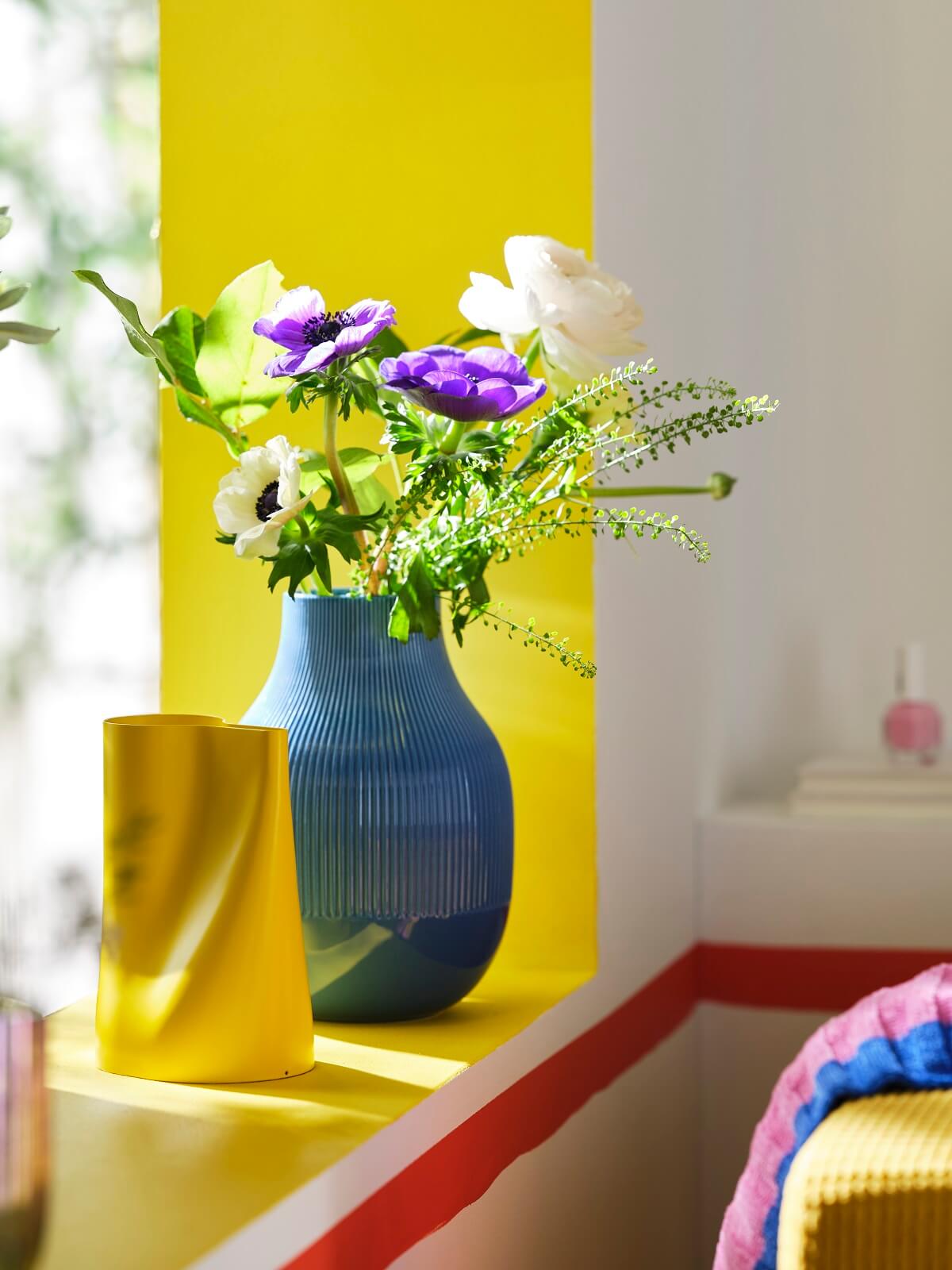 salon avec vases bleu et jaune salon avec vases bleu et jaune