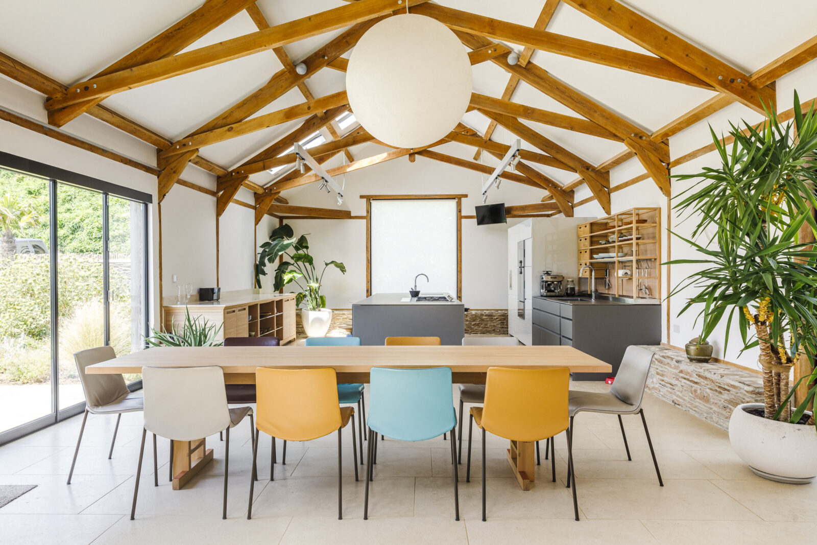 salle à manger avec poutres décoration design