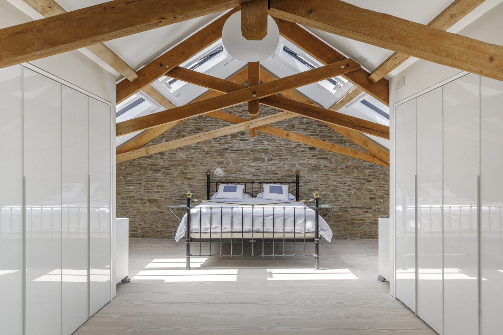 chambre avec mur de pierres et poutres