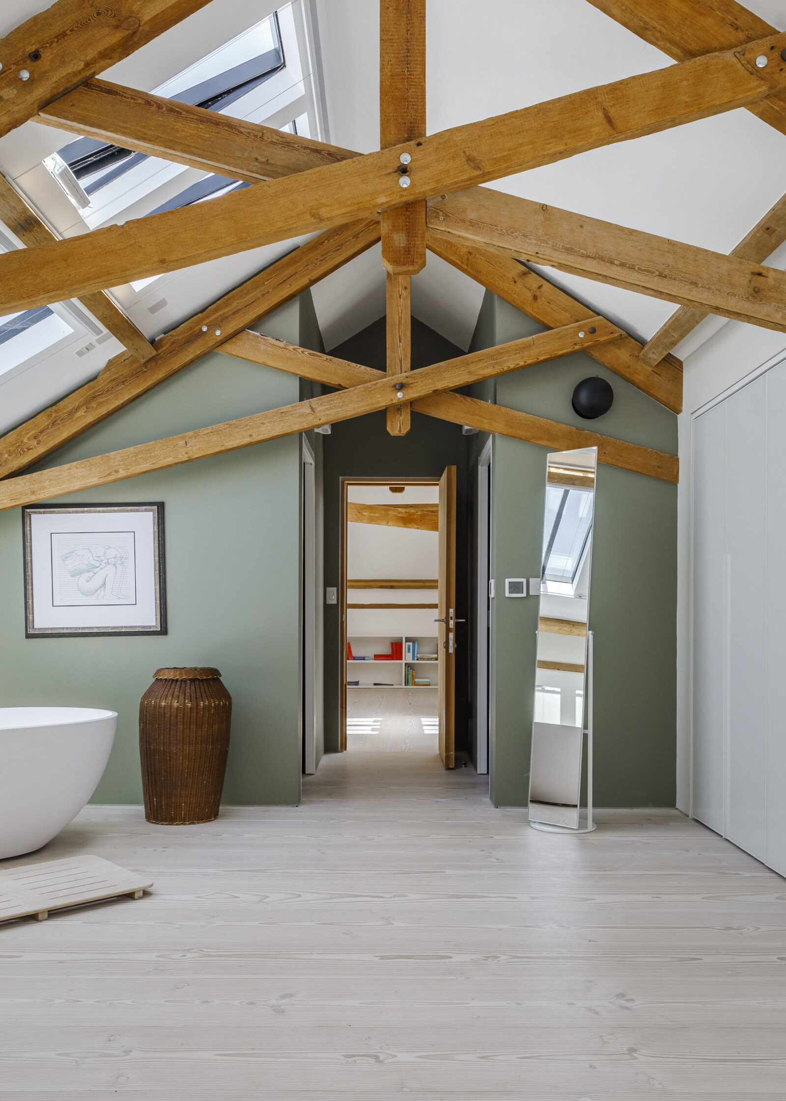 salle de bain avec poutres décoration design