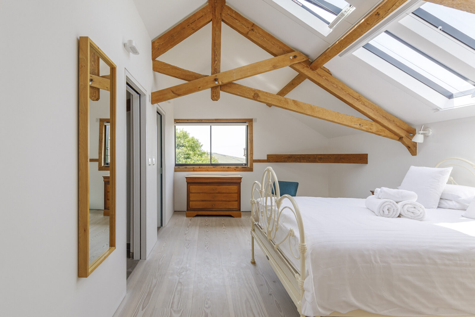 chambre blanche avec poutres