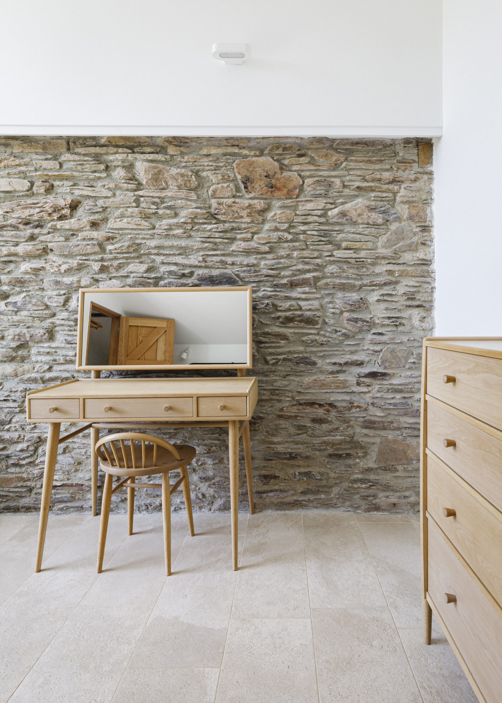 chambre avec espace bureau mur de pierres