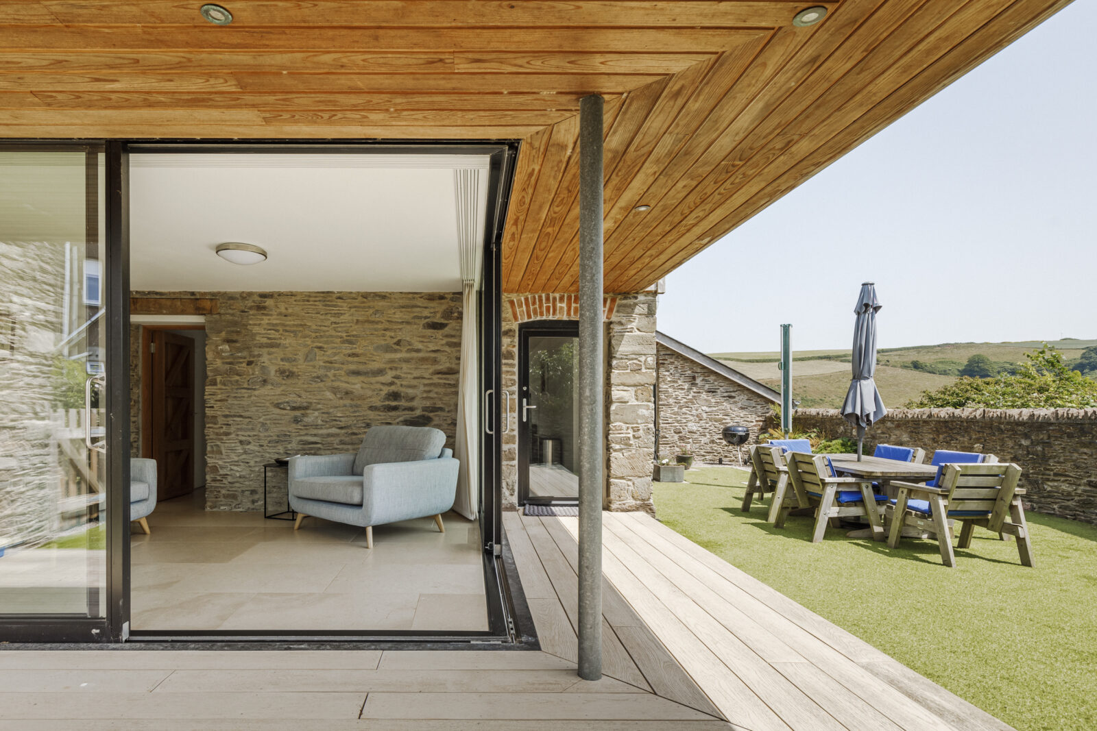 salon mur de pierres avec terrasse