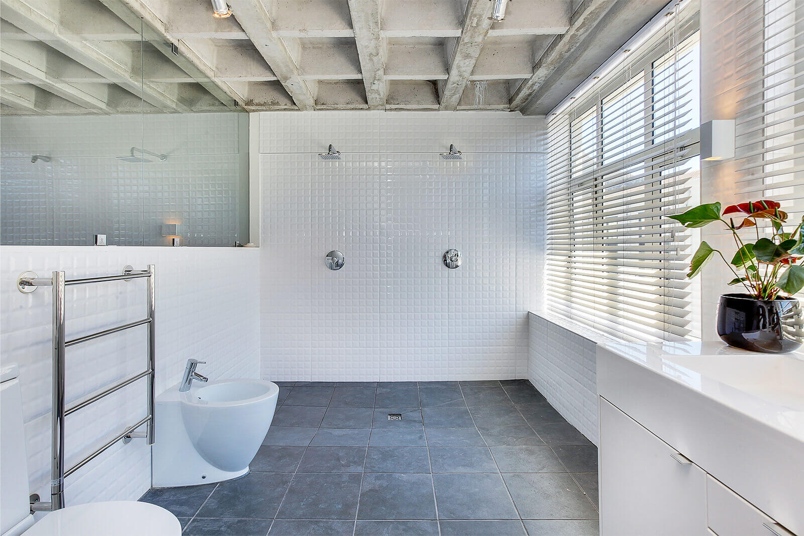salle de bain blanche loft design