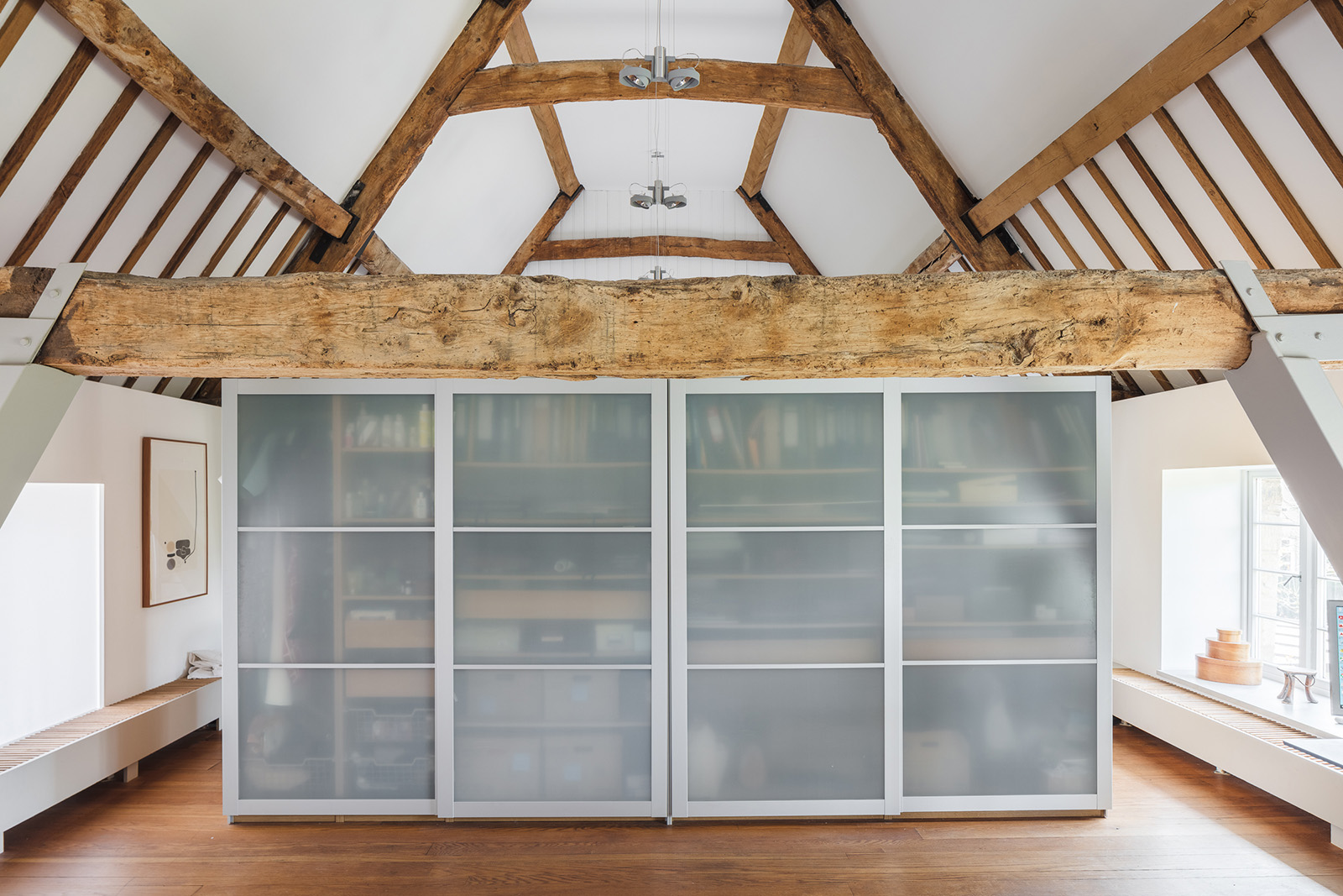 chambre avec poutres et armoire vitrée chambre avec poutres et armoire vitrée