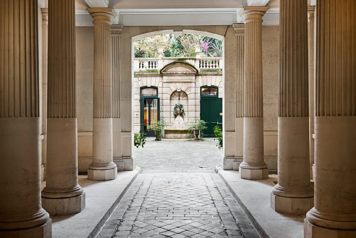 entrée immeuble parisien