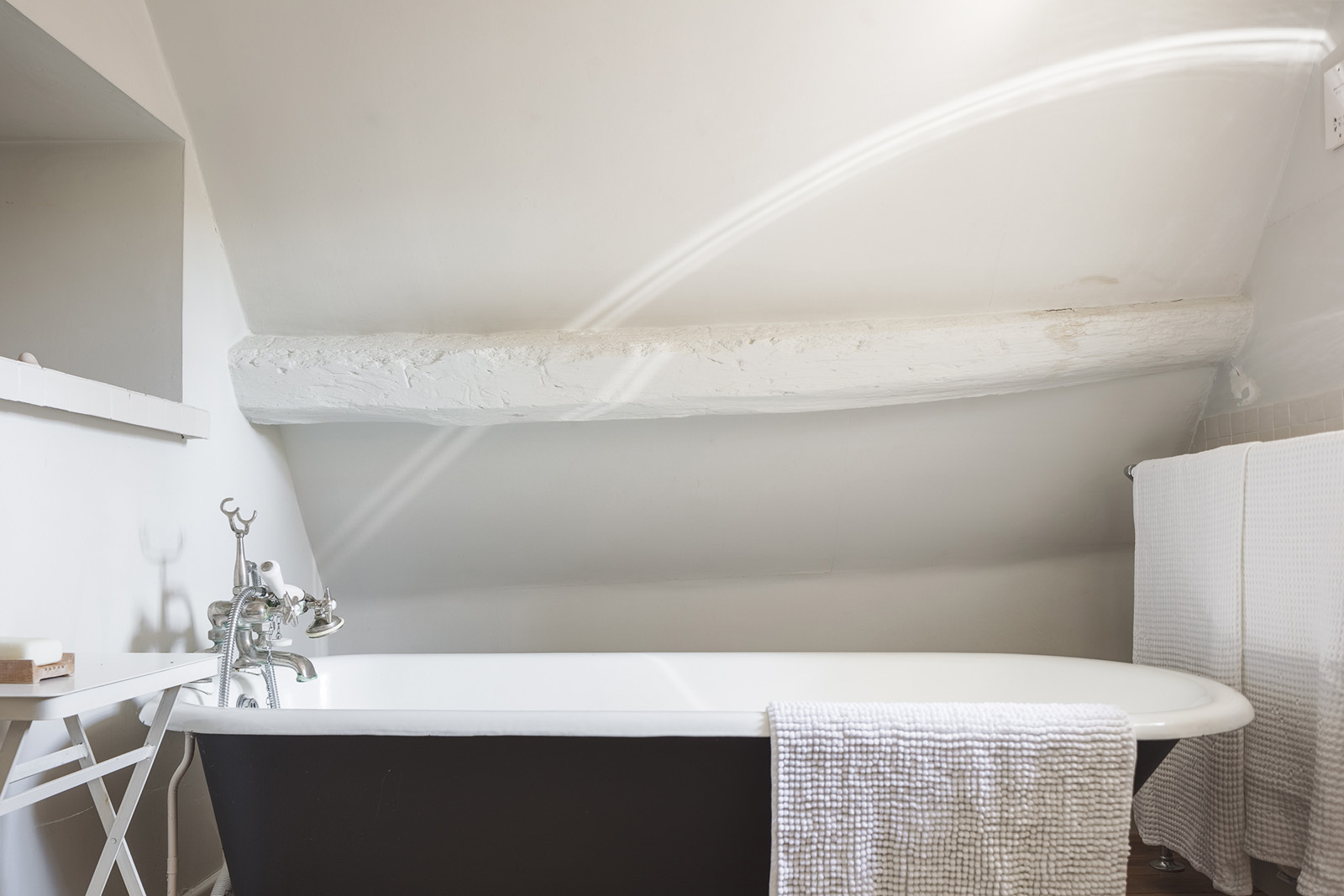 salle de bain rétro avec poutre blanche salle de bain rétro avec poutre blanche