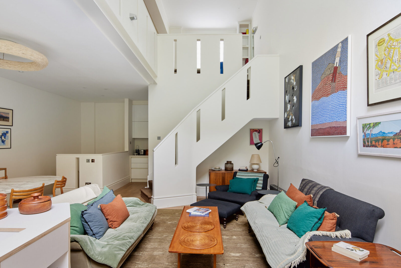salon loft avec escalier