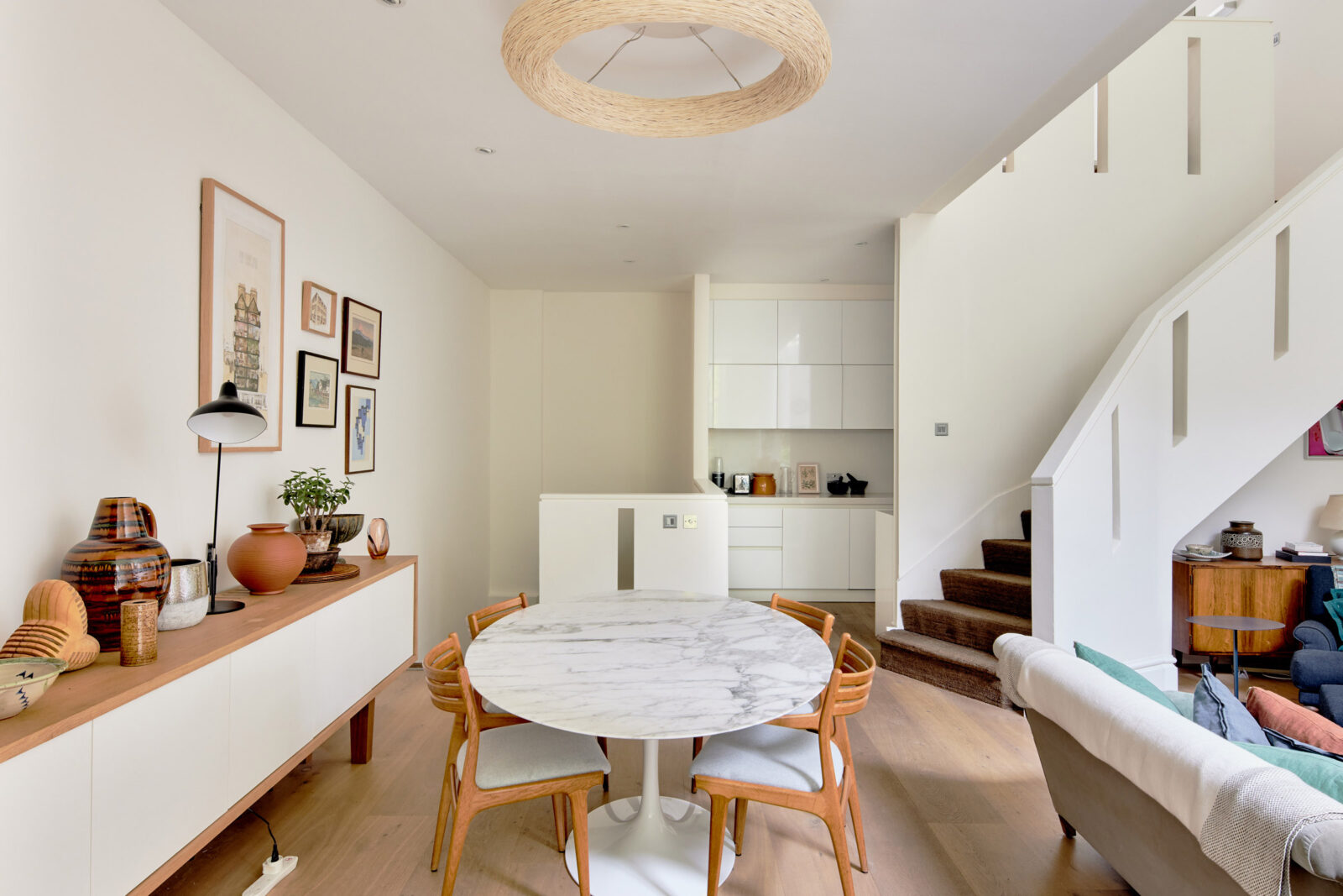 salle à manger avec table Knoll marbre blanc