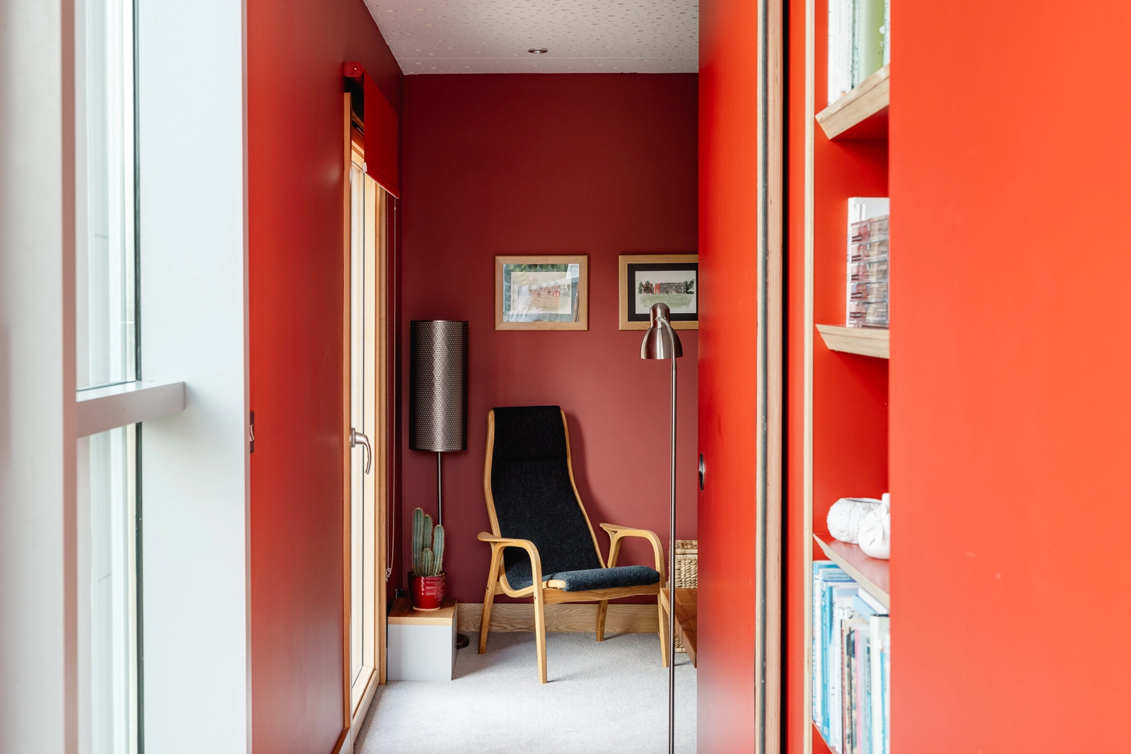 couloir peint en rouge couloir peint en rouge
