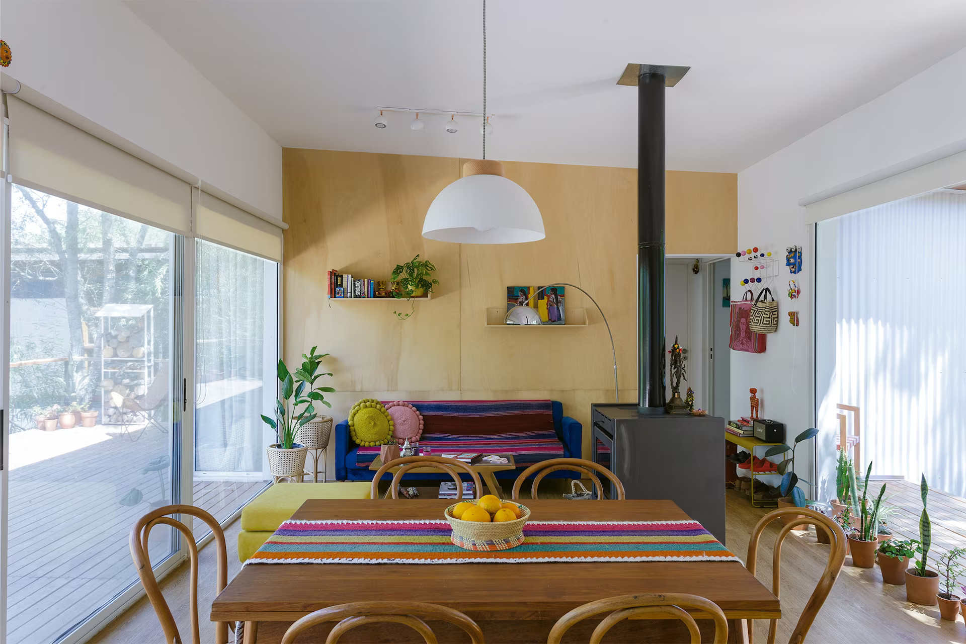 salon avec poêle maison contemporaine