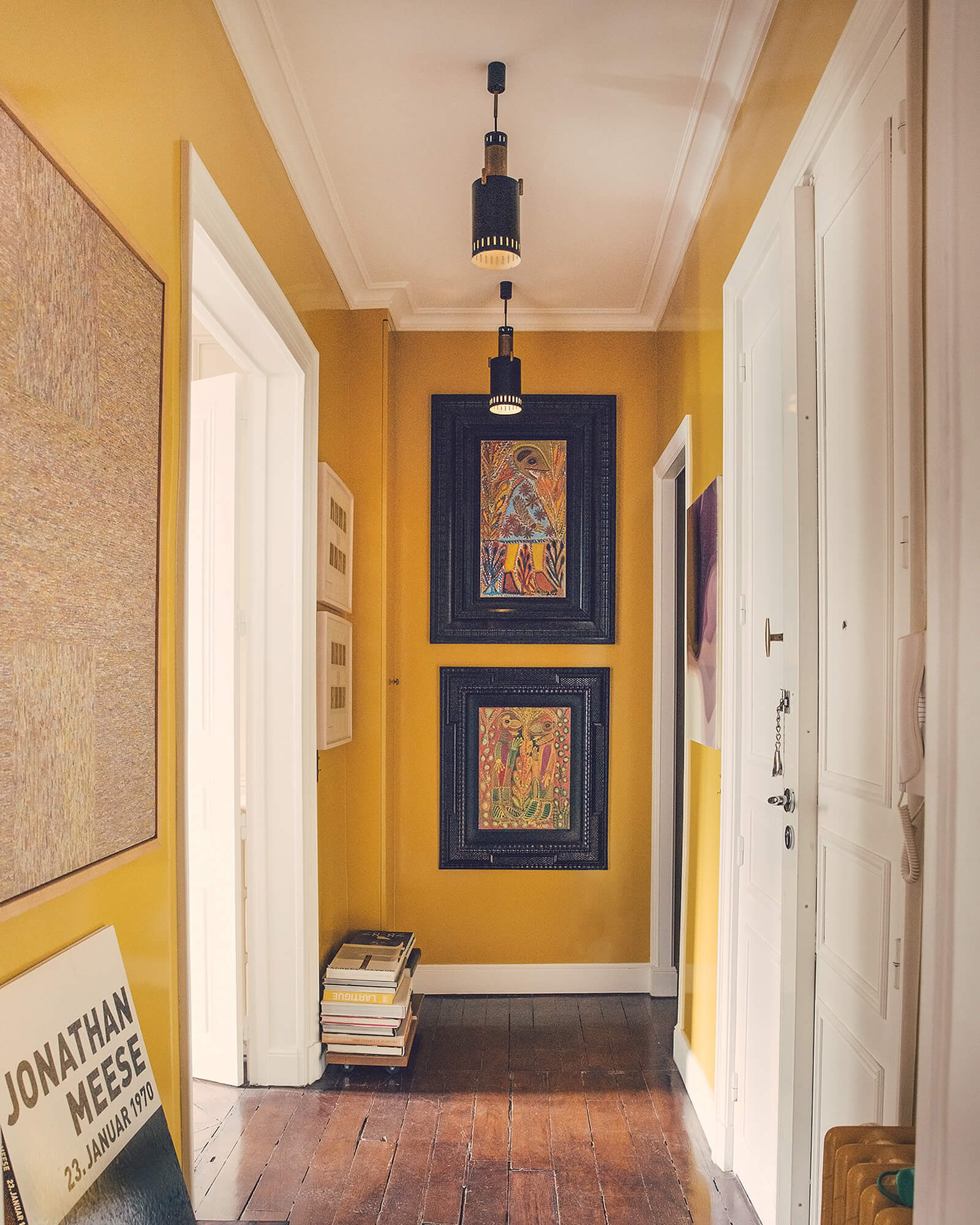 couloir jaune avec moulures couloir jaune avec moulures