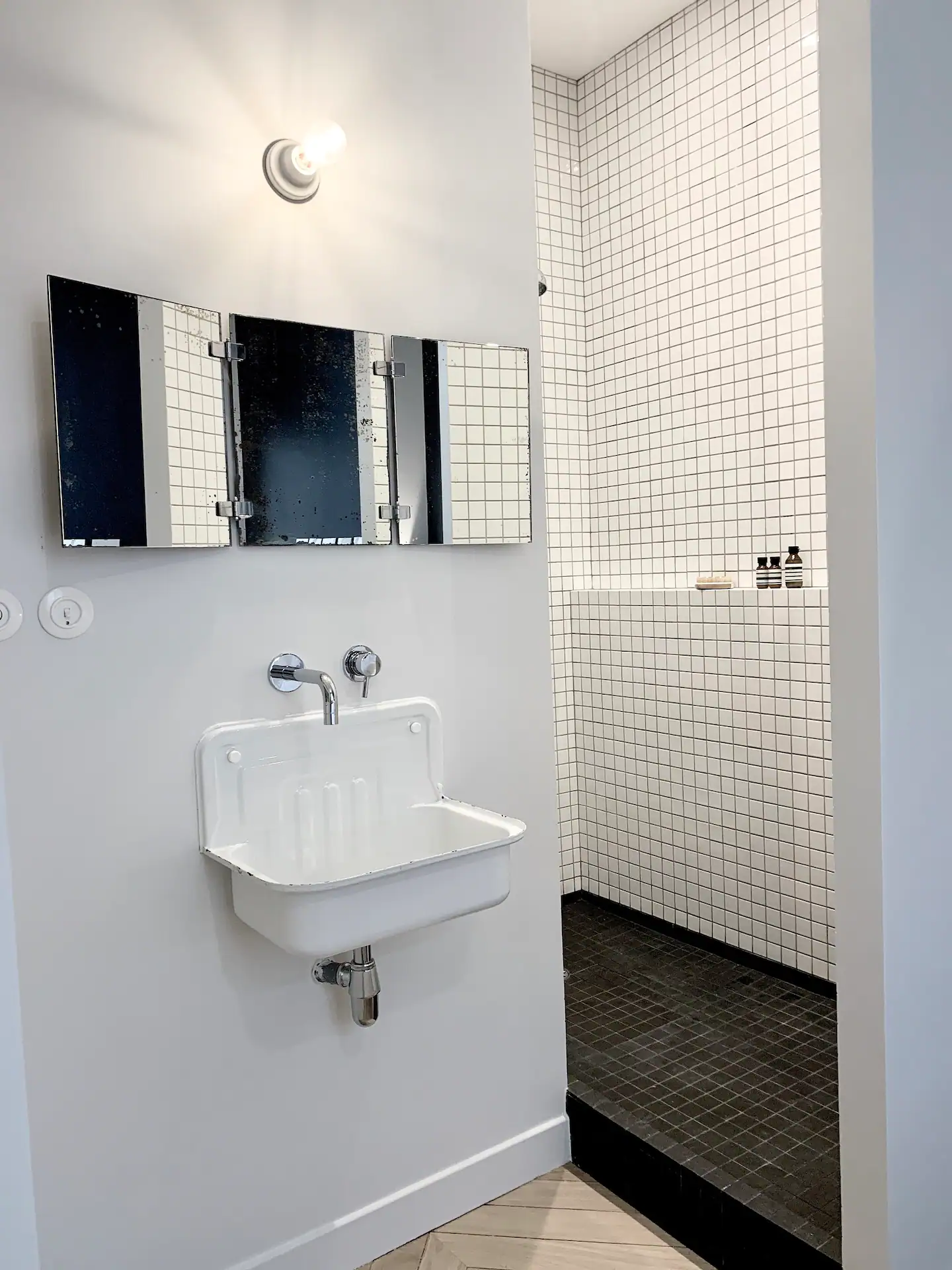 salle de bain design noire et blanche appartement haussmannien Paris salle de bain design noire et blanche appartement haussmannien Paris