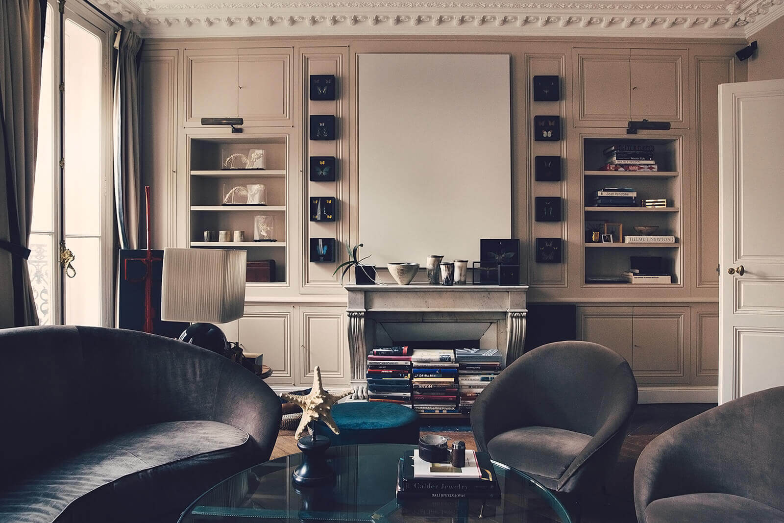 salon avec cheminée et moulures appartement classique Paris salon avec cheminée et moulures appartement classique Paris