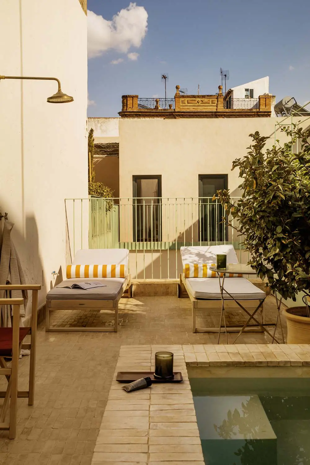 terrasse avec petite piscine maison de ville à Séville