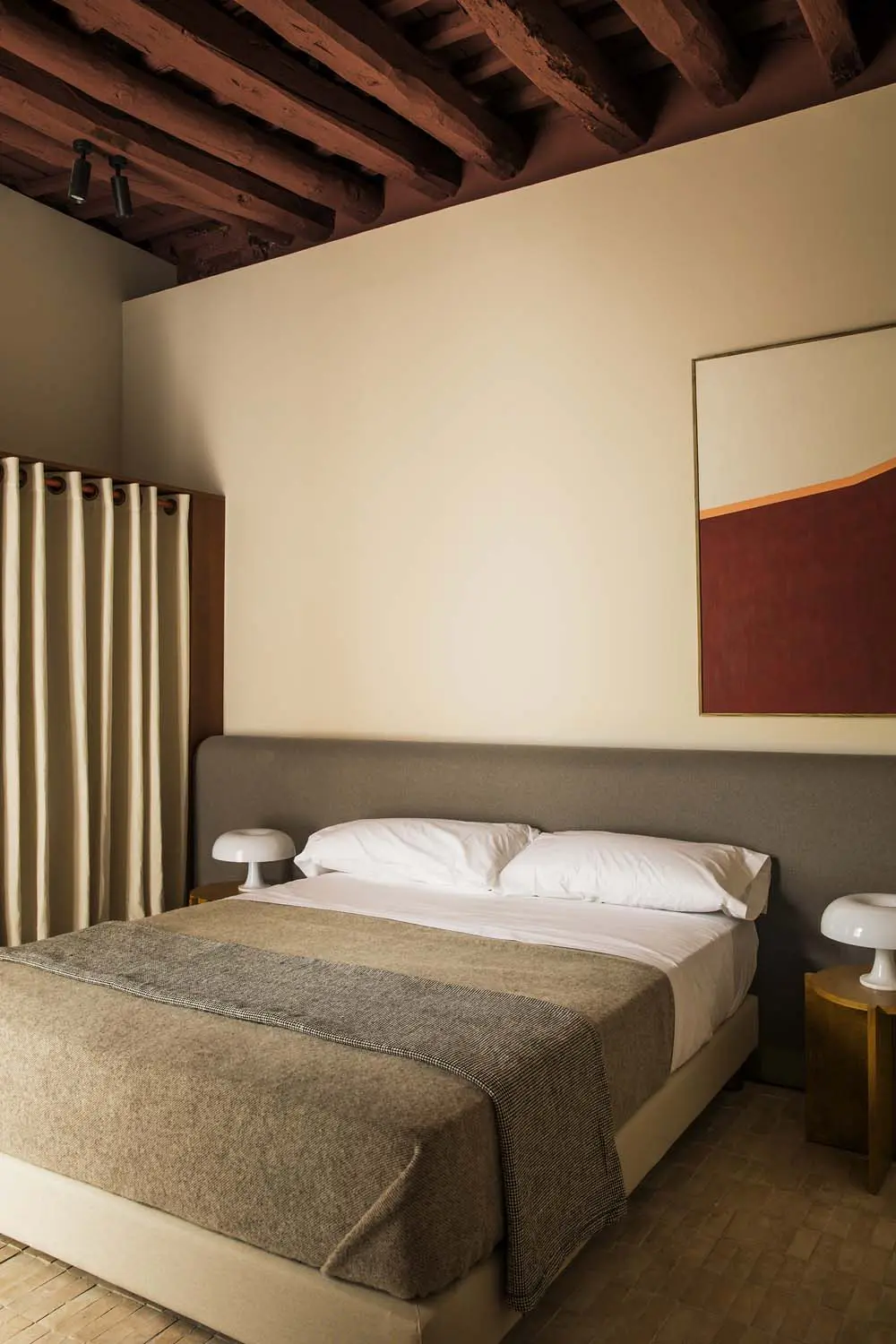 chambre avec poutres décoration méditerranéenne contemporaine