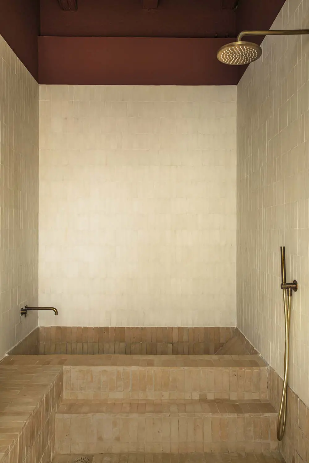 salle de bain baignoire en carrelage