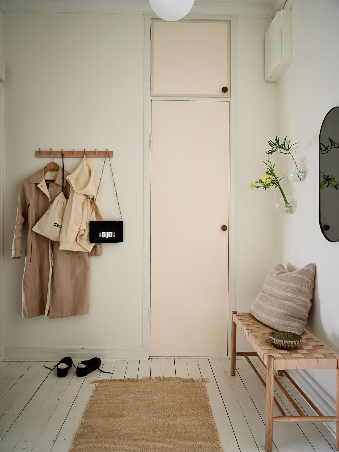 entrée avec banc décoration beige