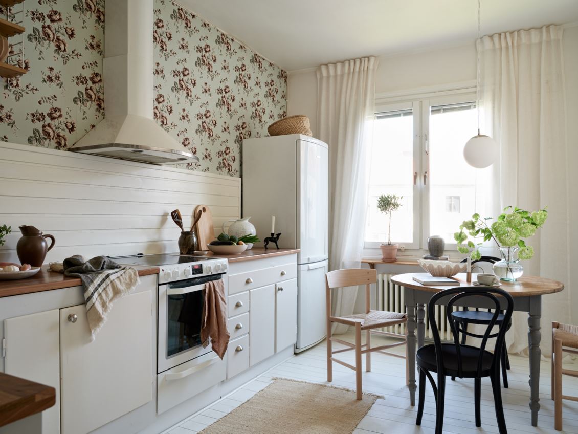 cuisine avec papier-peint fleuri