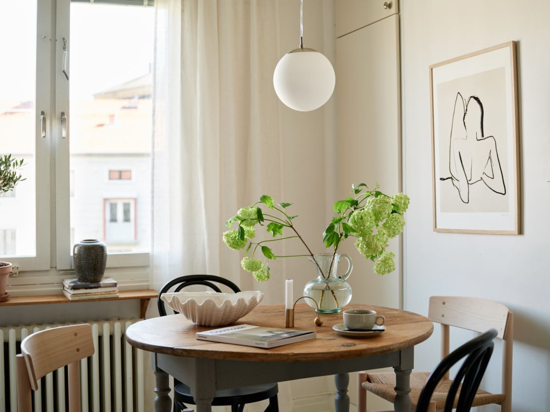 salle à manger avec table ronde en bois