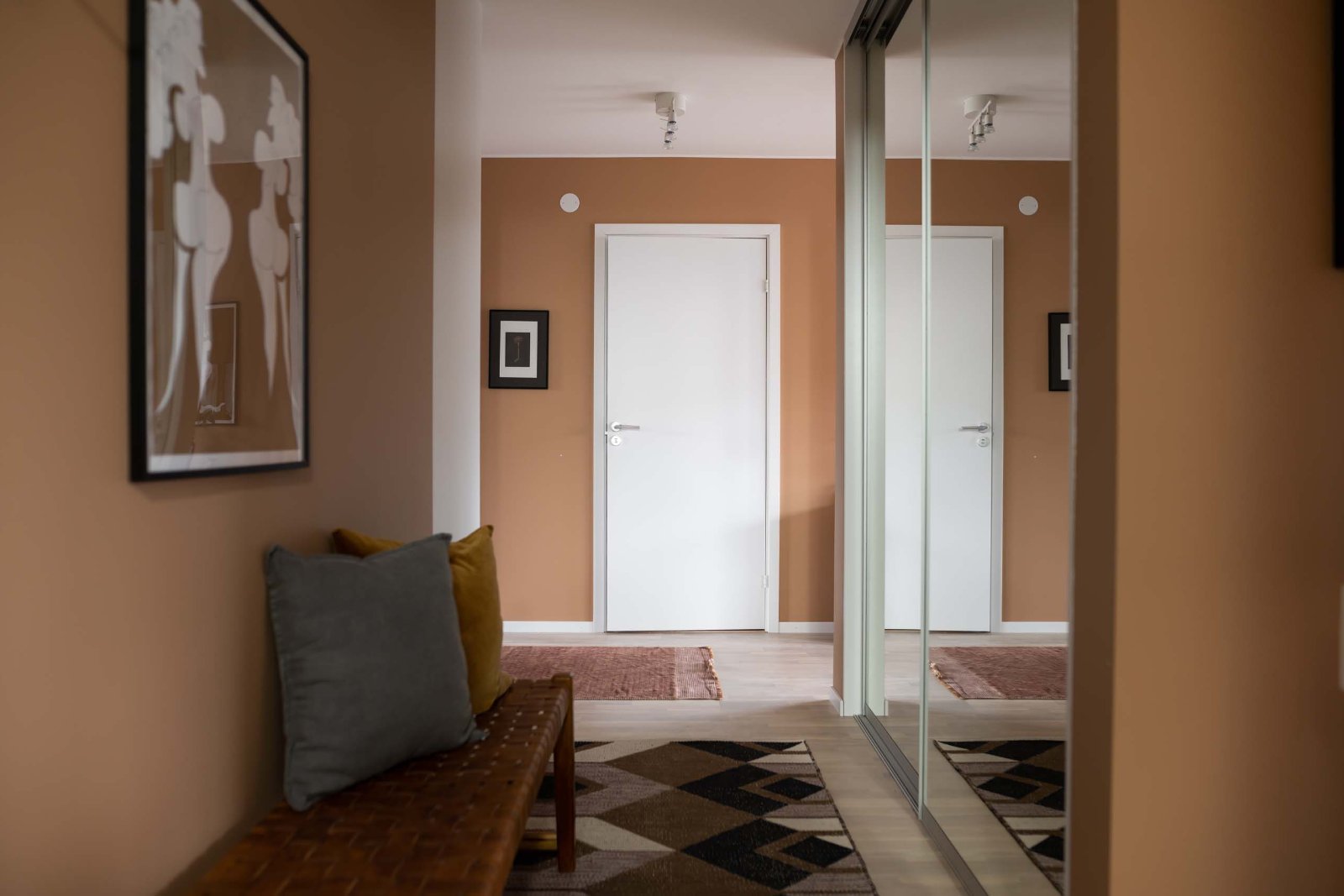 entrée avec placard miroir et banc entrée avec placard miroir et banc