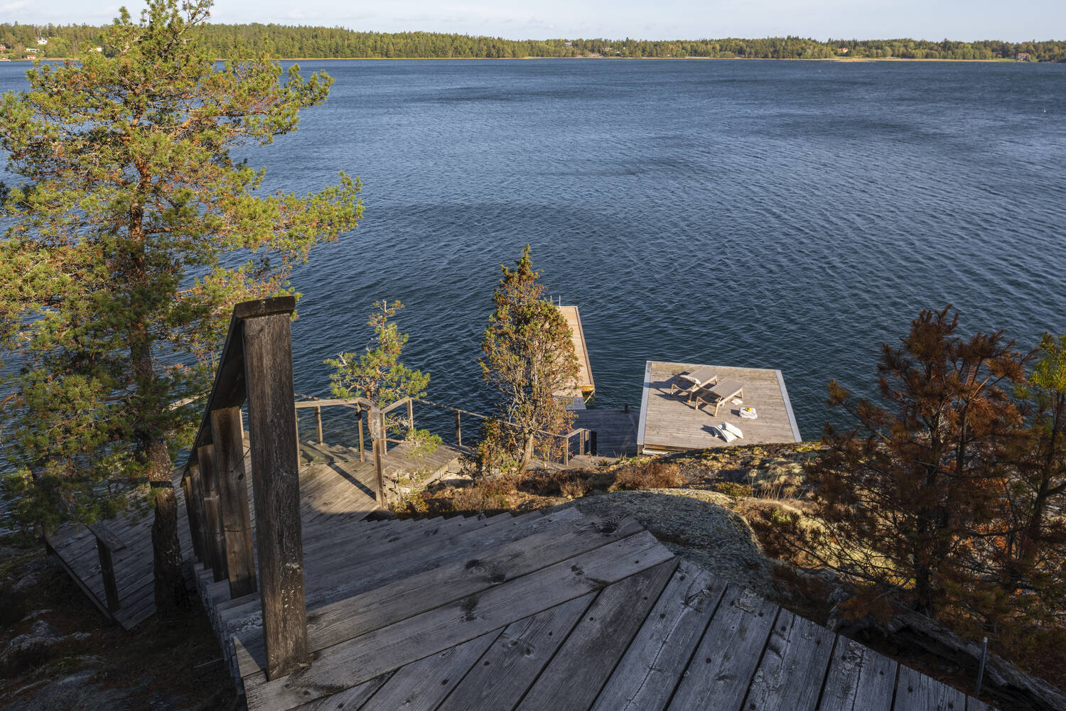 chemin en bois avec ponton sur lac chemin en bois avec ponton sur lac