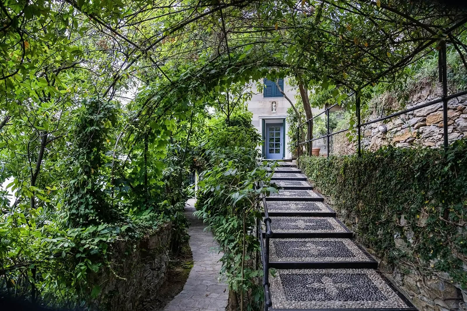 tonnelle avec plantes grimpantes