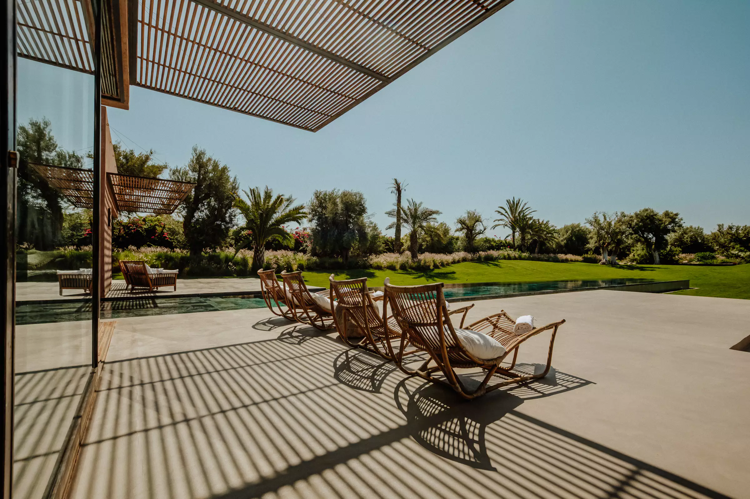 terrasse avec pergola et piscine décoration contemporaine terrasse avec pergola et piscine décoration contemporaine