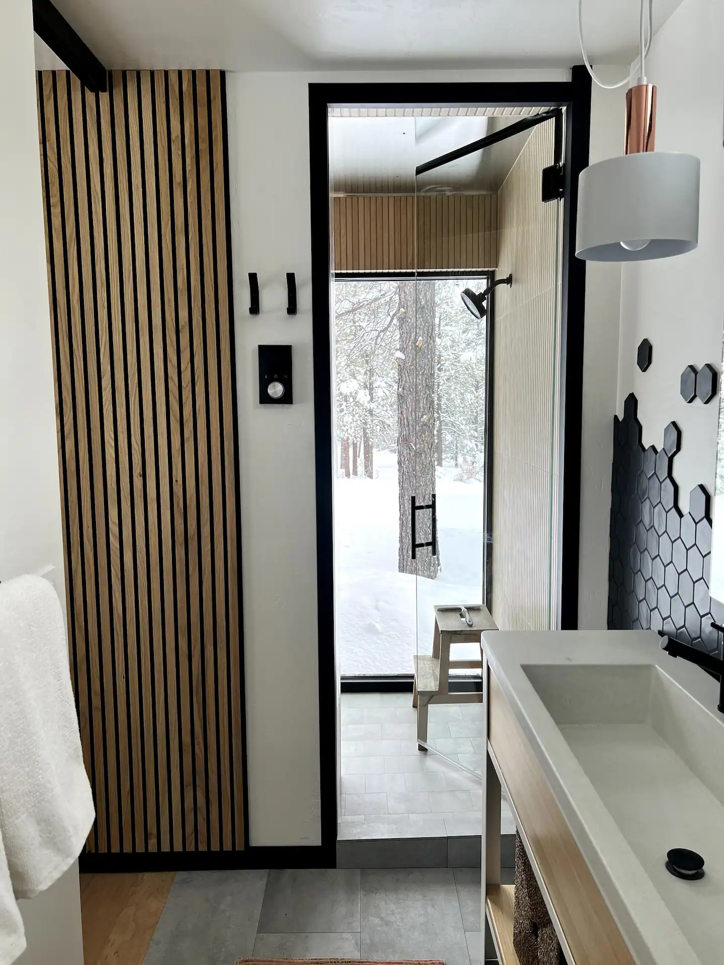 salle de bain design avec baie vitrée