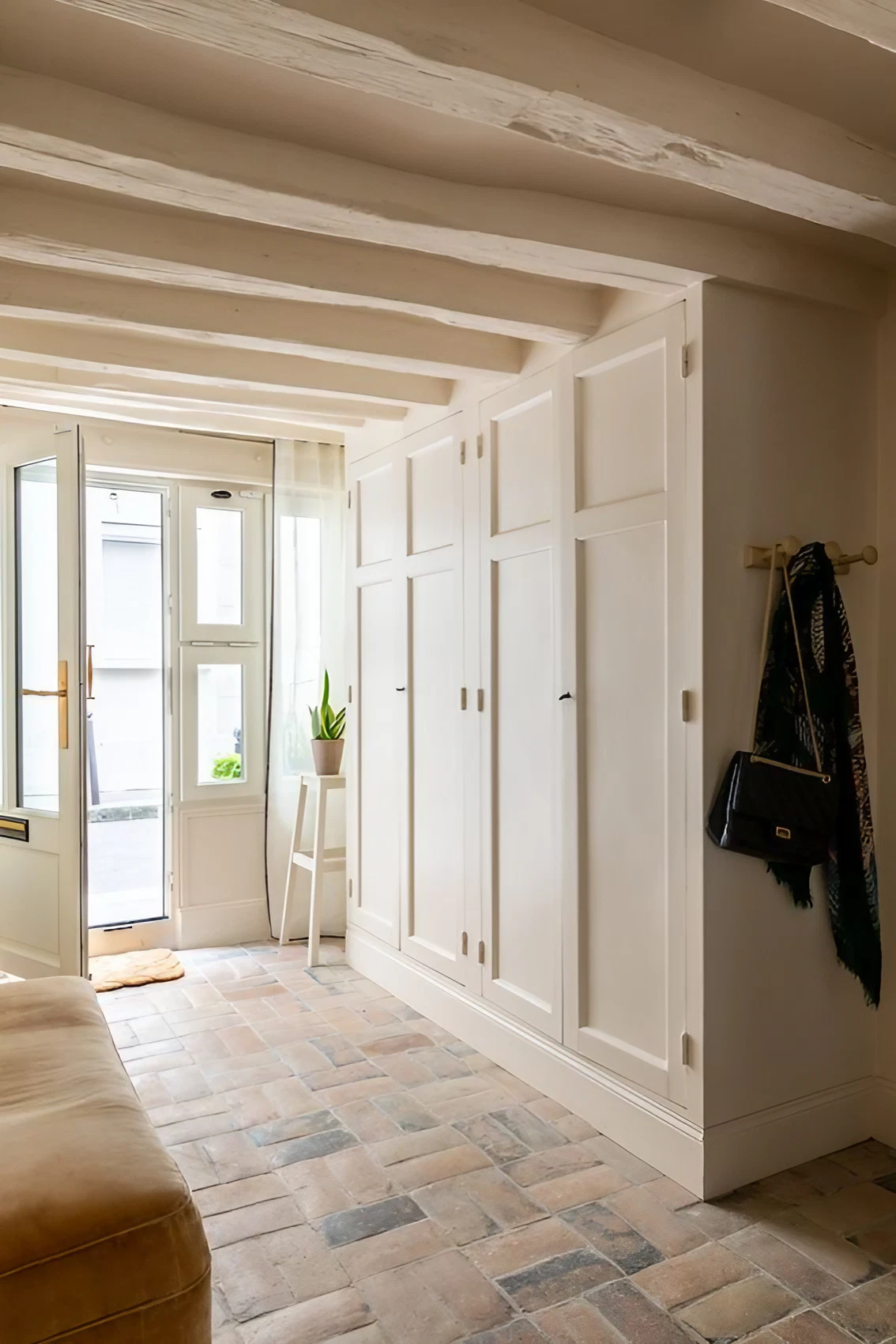 entrée appartement rénové avec poutres et terre cuite entrée appartement rénové avec poutres et terre cuite