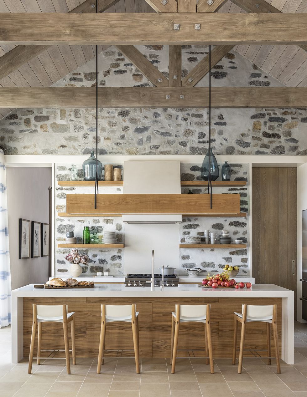 cuisine designe avec poutres et mur de pierres