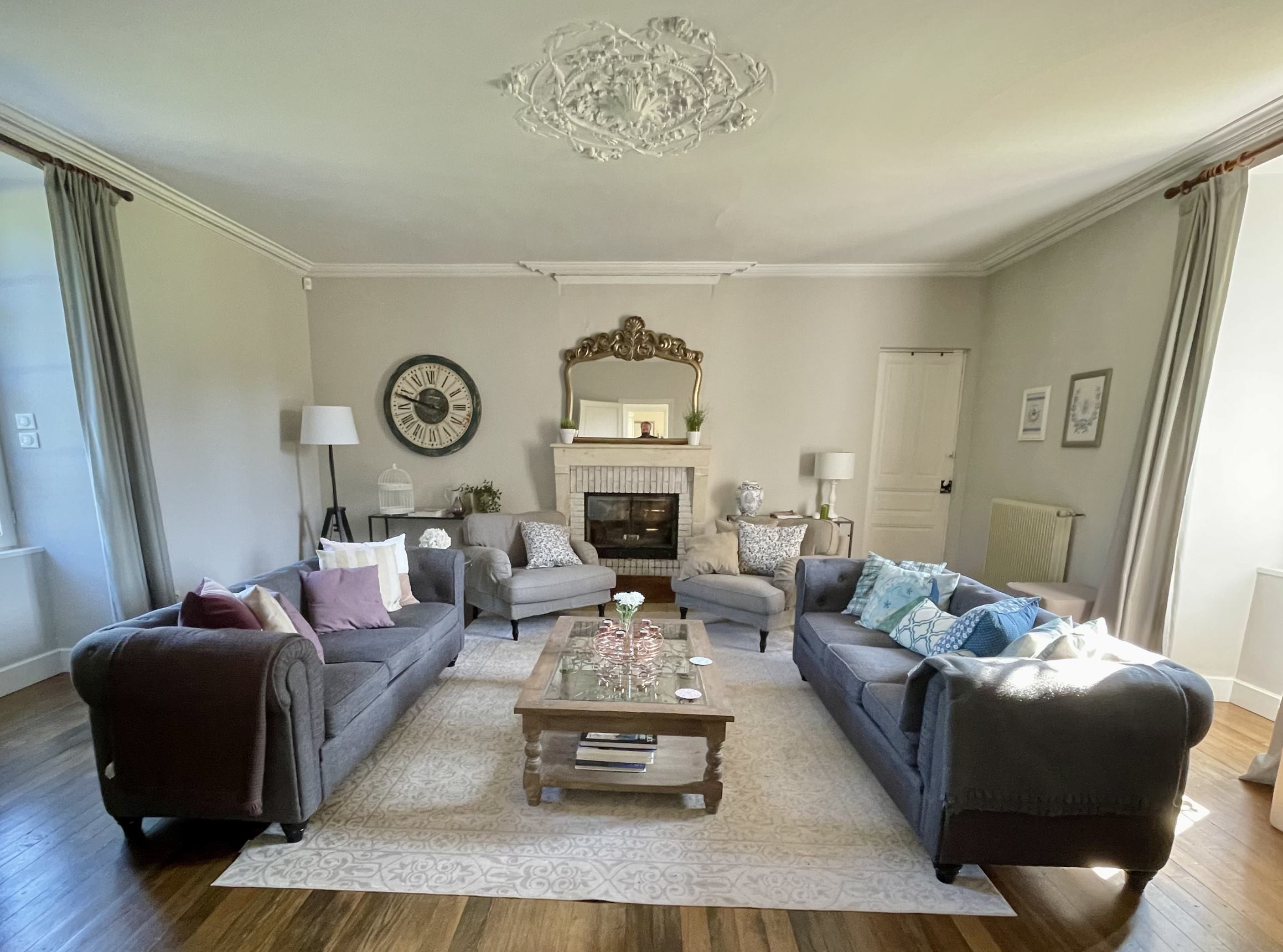 salon classique chic manoir en France salon classique chic manoir en France