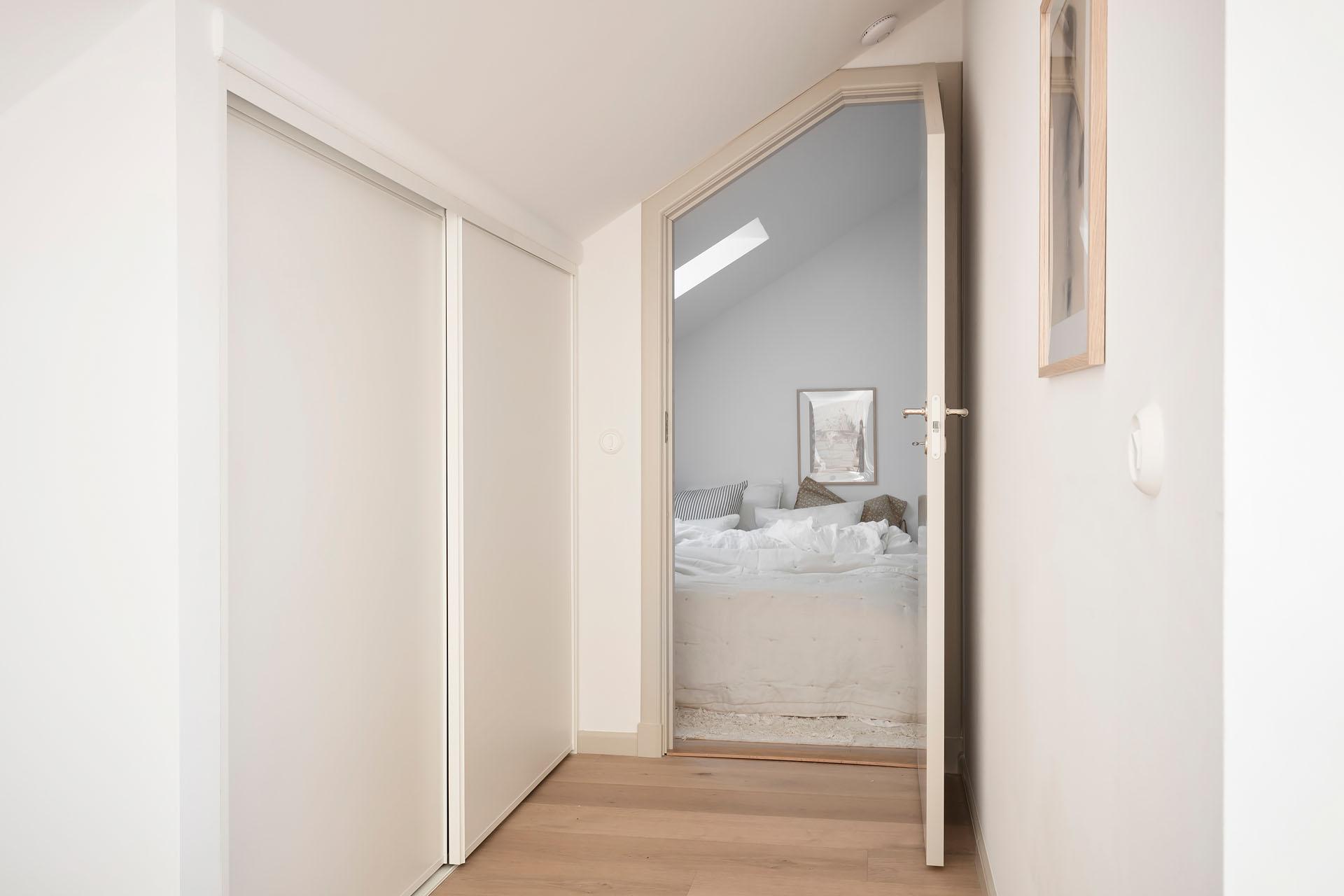 couloir mansardé avec placards