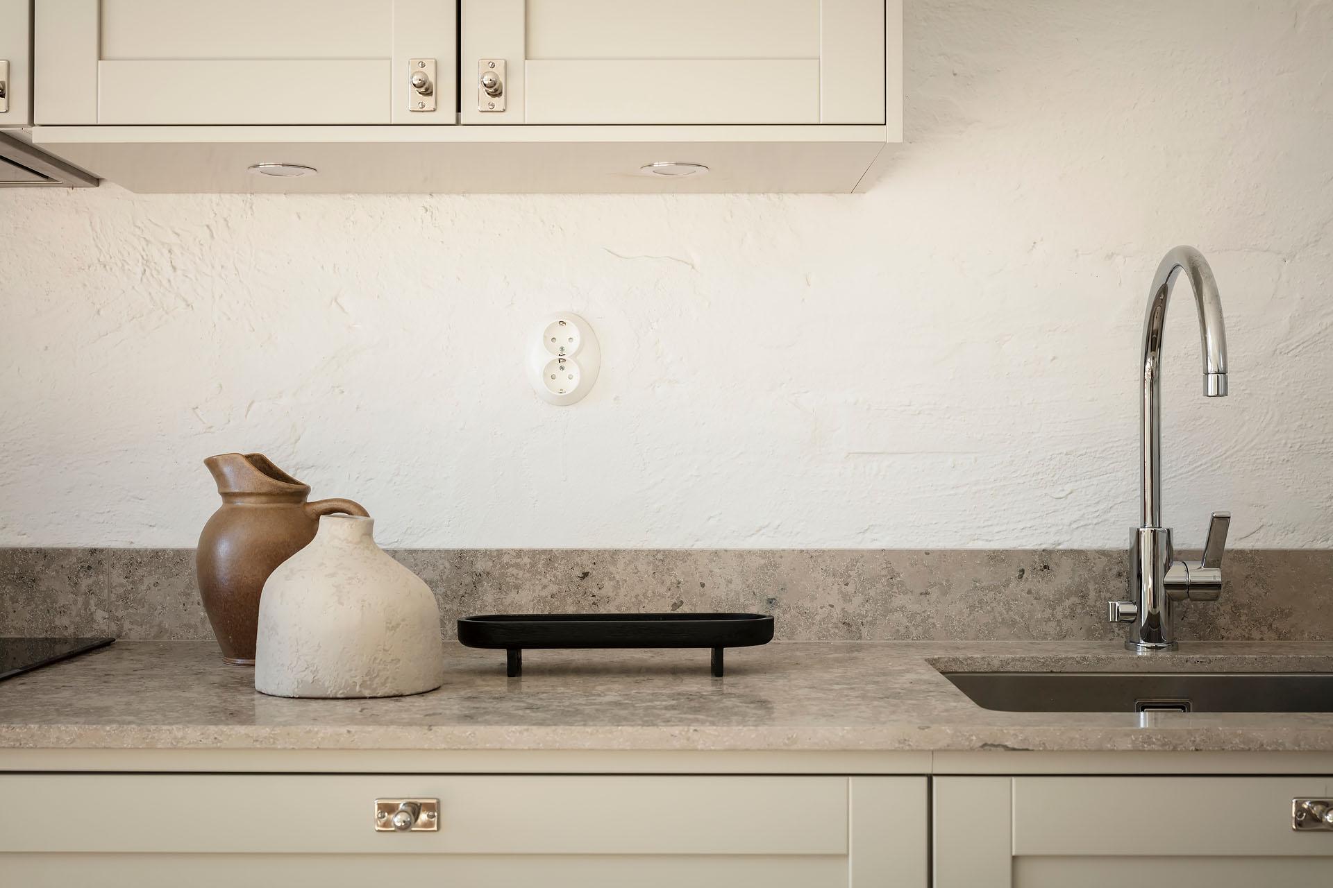 cuisine beige plan de travail en pierre