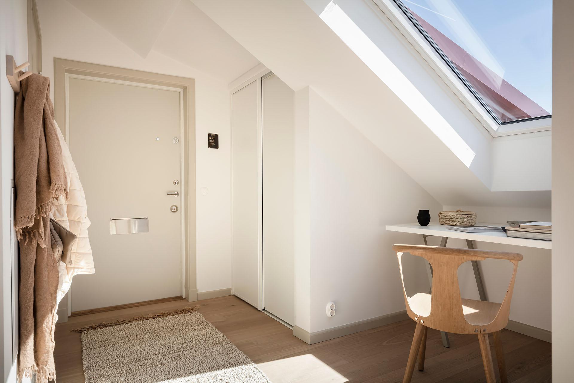 entrée avec espace bureau