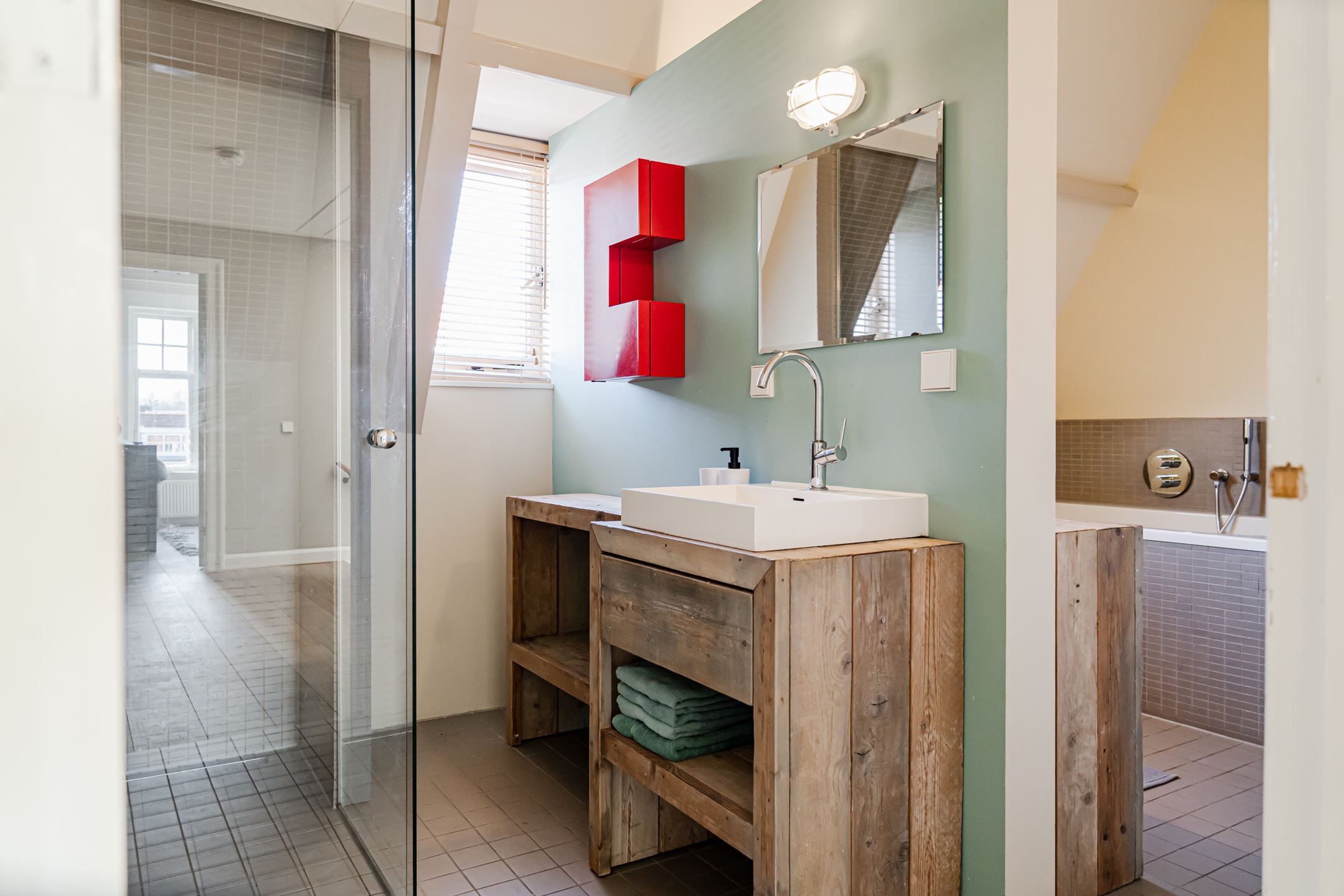 salle de bain bois et verte
